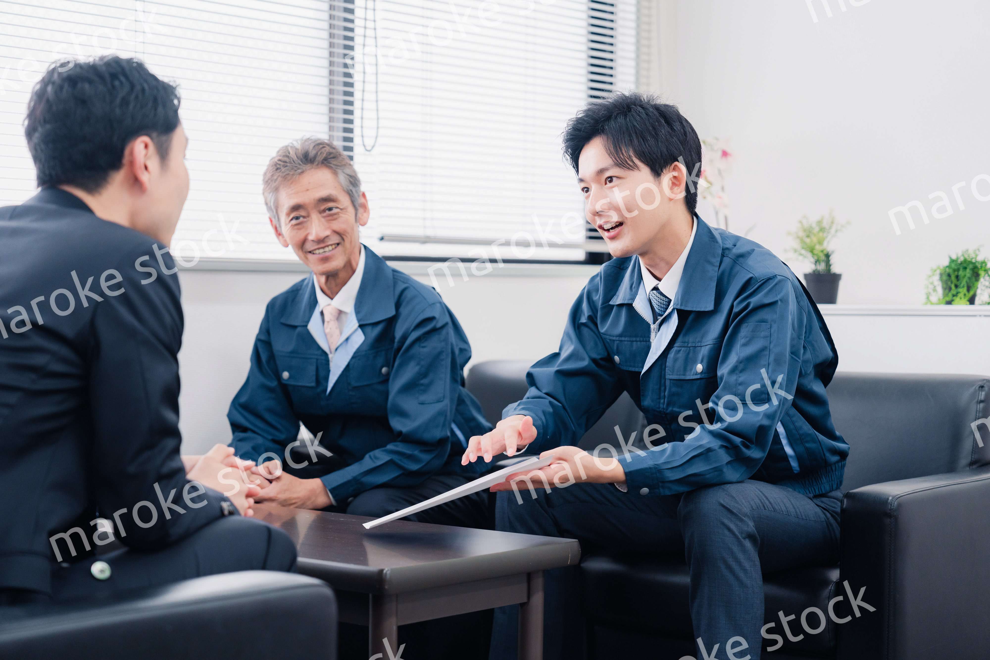 商談をする作業服のビジネスマン