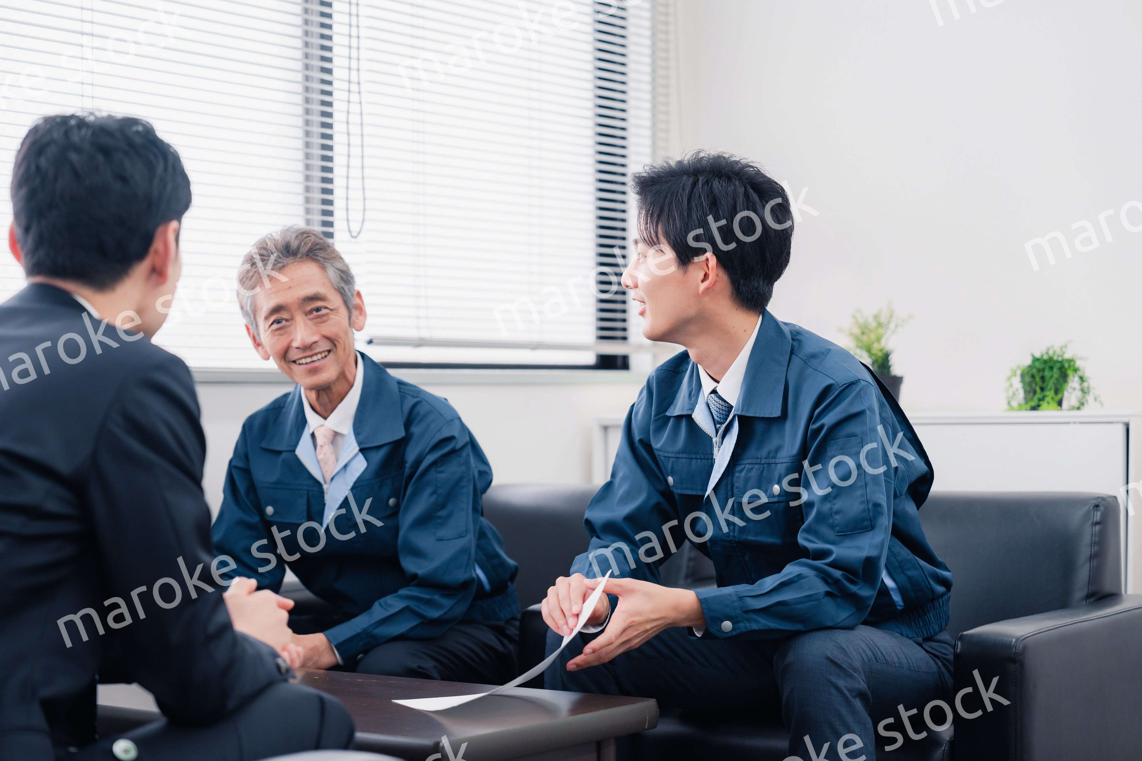 商談をする作業服のビジネスマン