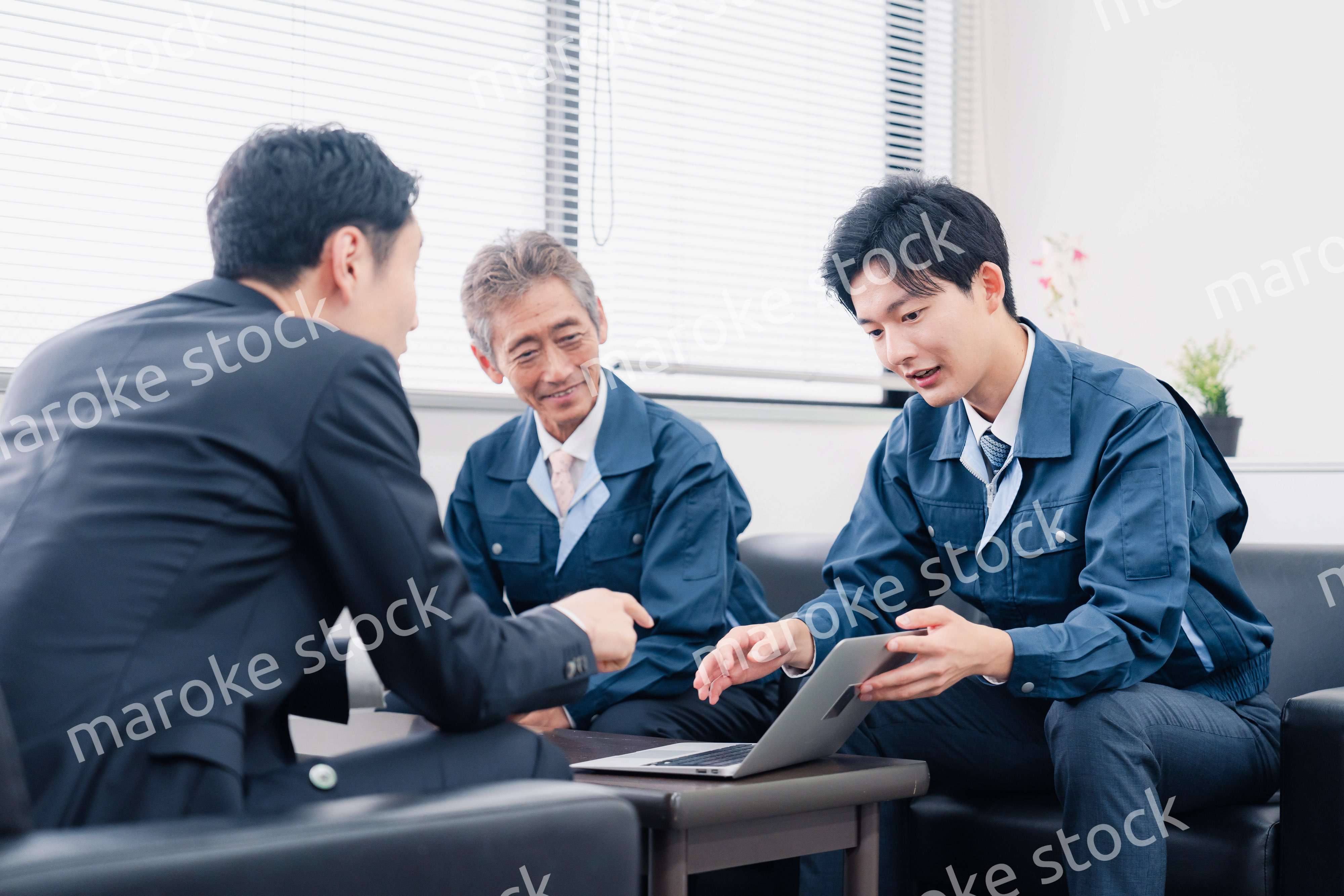 商談をする作業服のビジネスマン