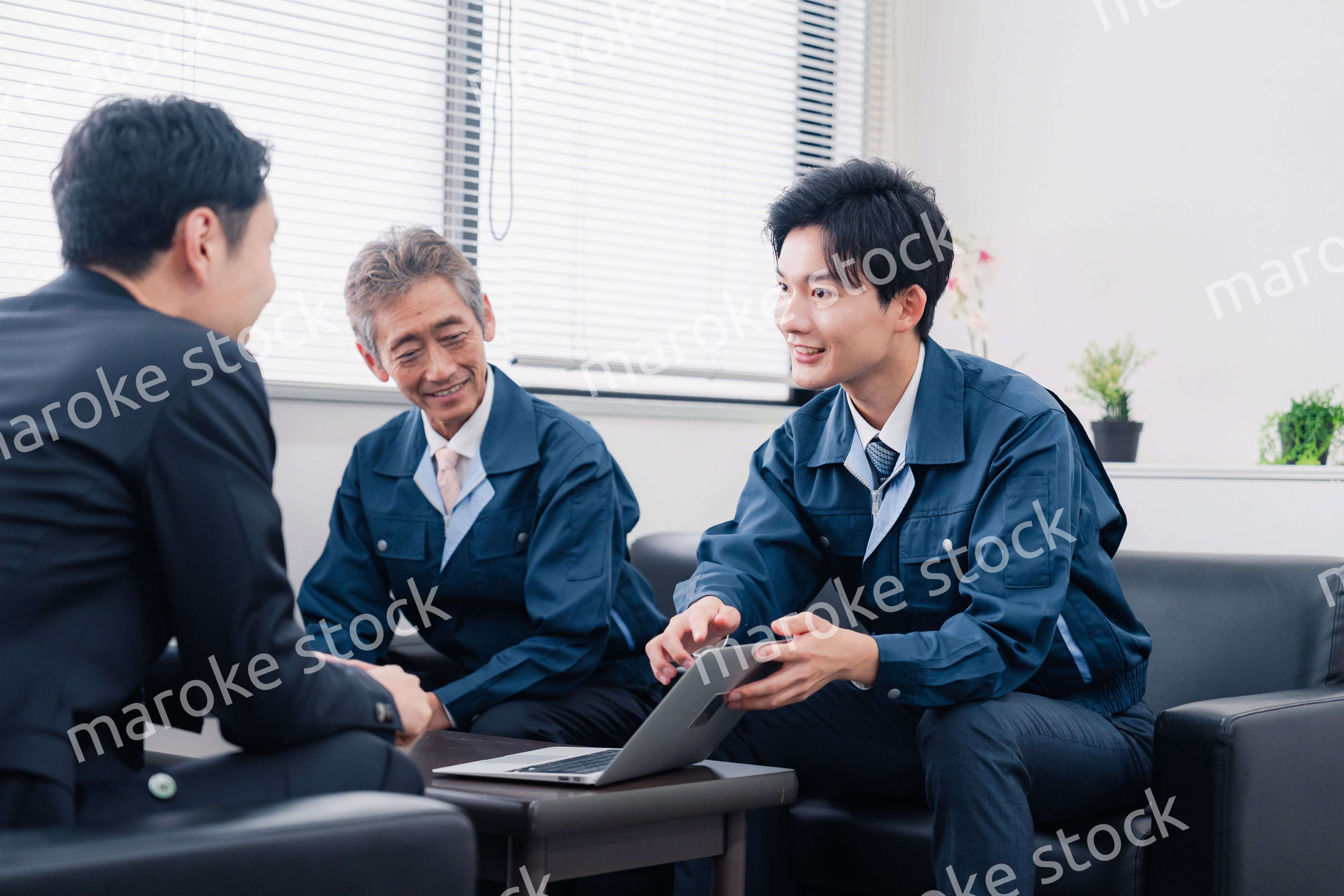 商談をする作業服のビジネスマン