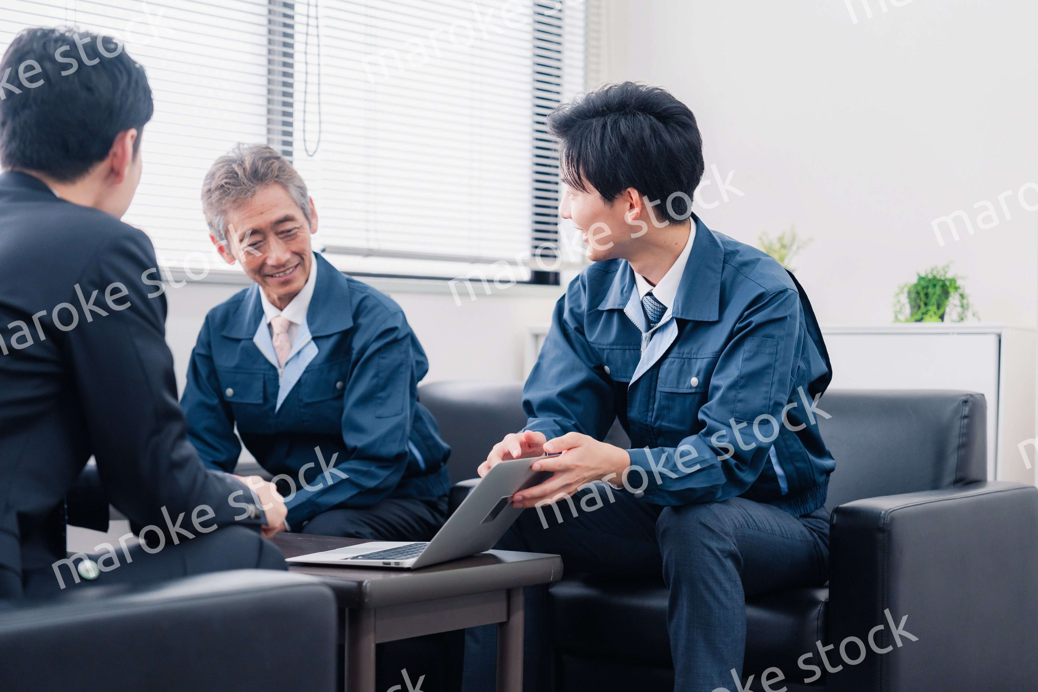 商談をする作業服のビジネスマン