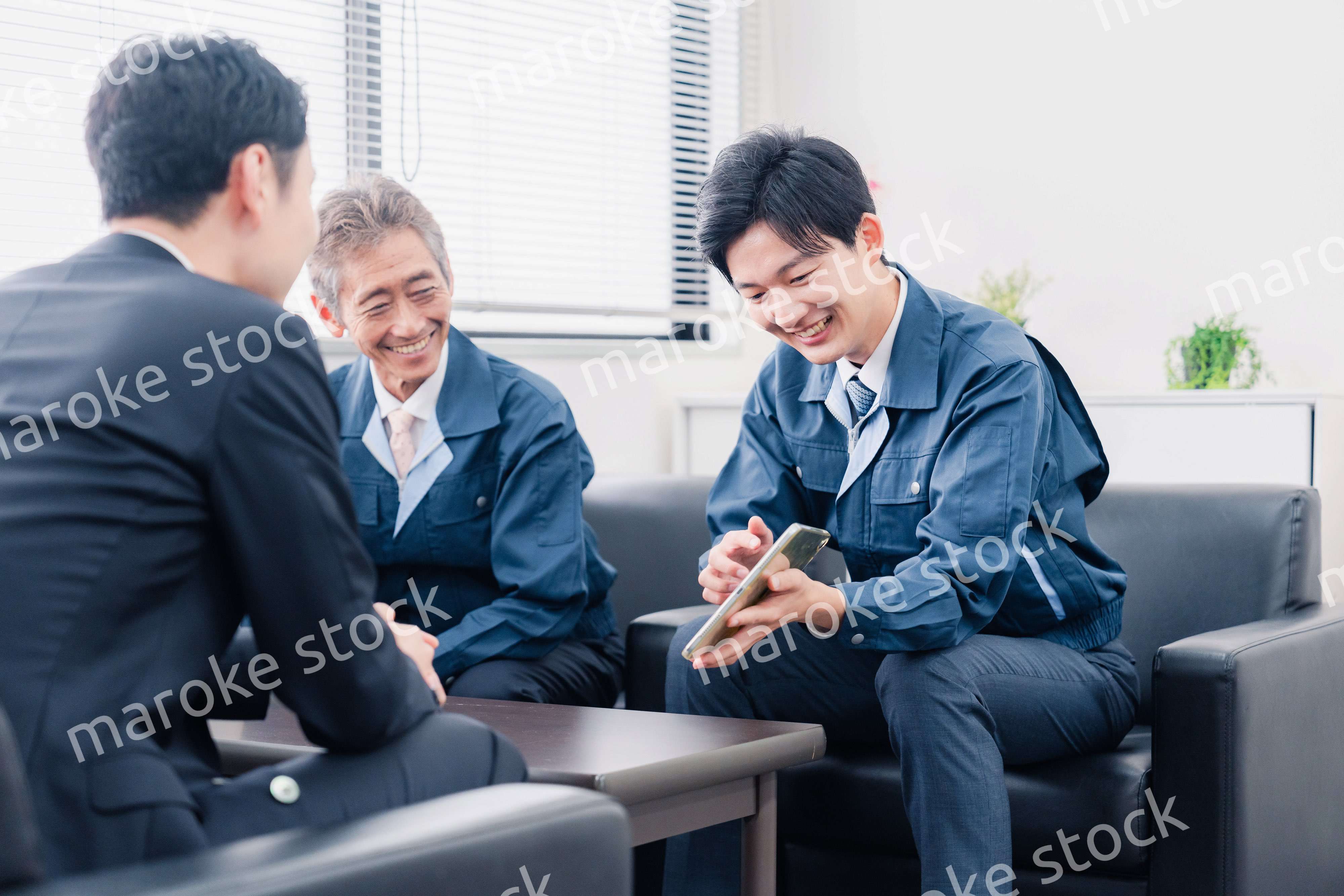 商談をする作業服のビジネスマン