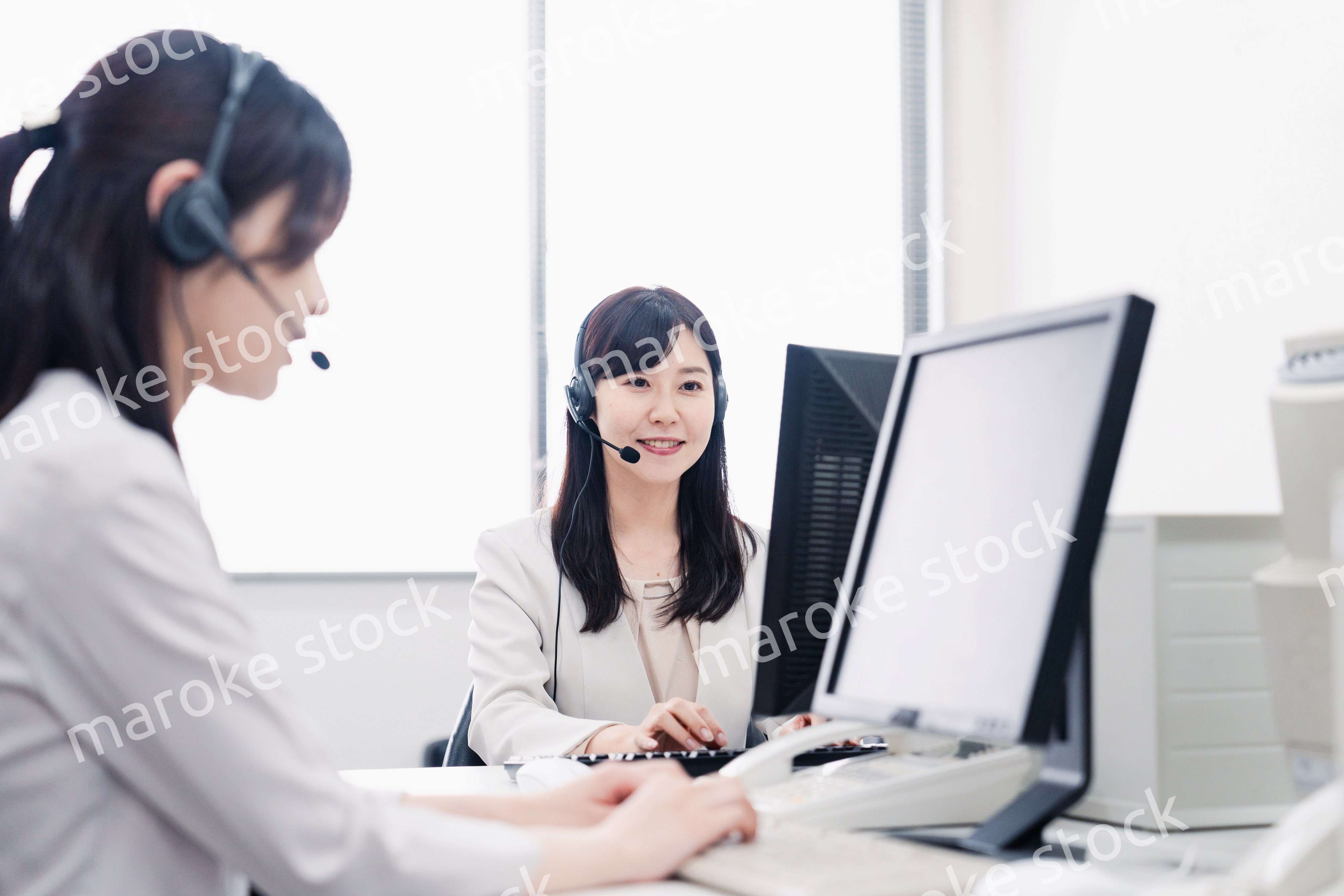 コールセンターで対応をするスタッフ