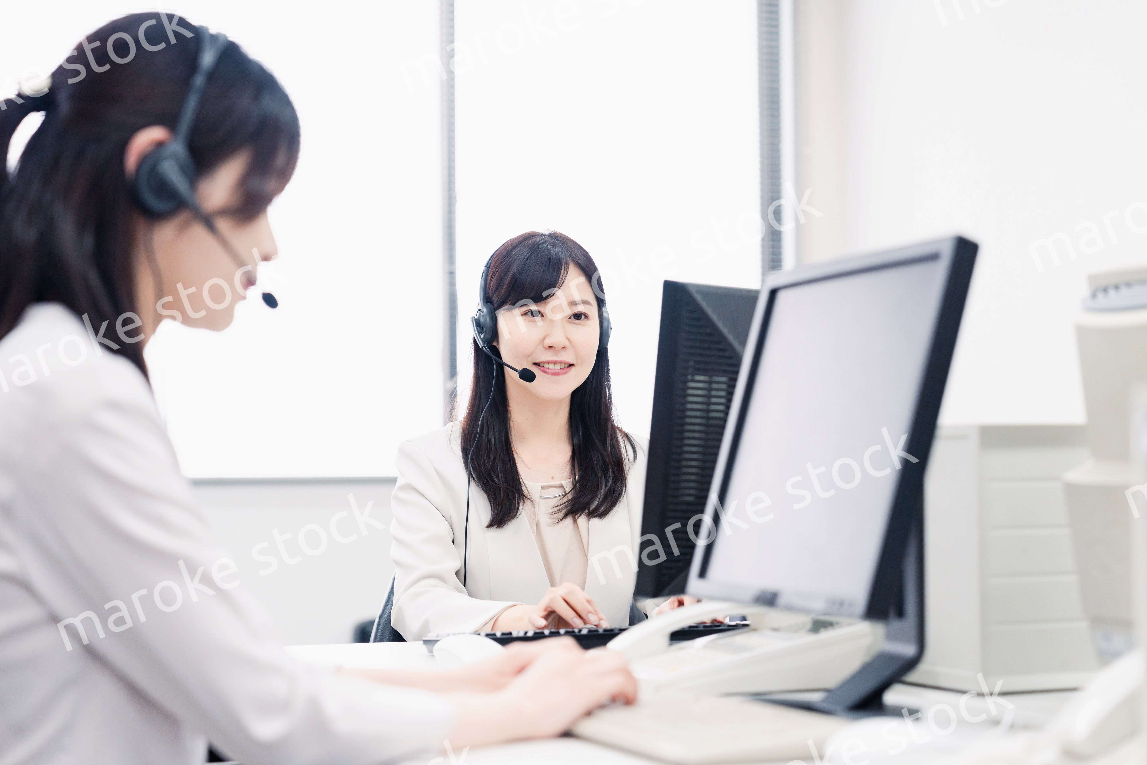 コールセンターで対応をするスタッフ