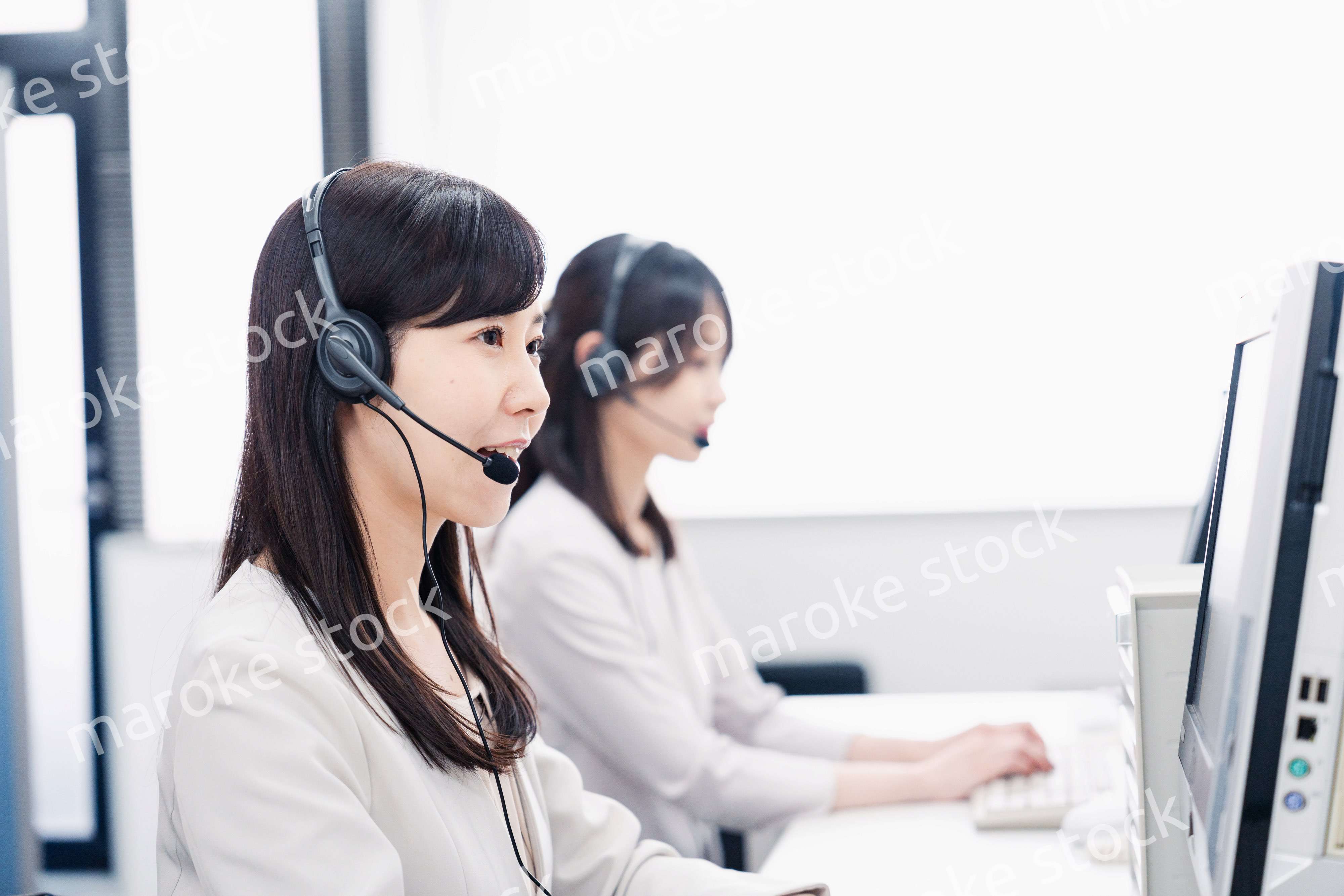 コールセンターで対応をするスタッフ