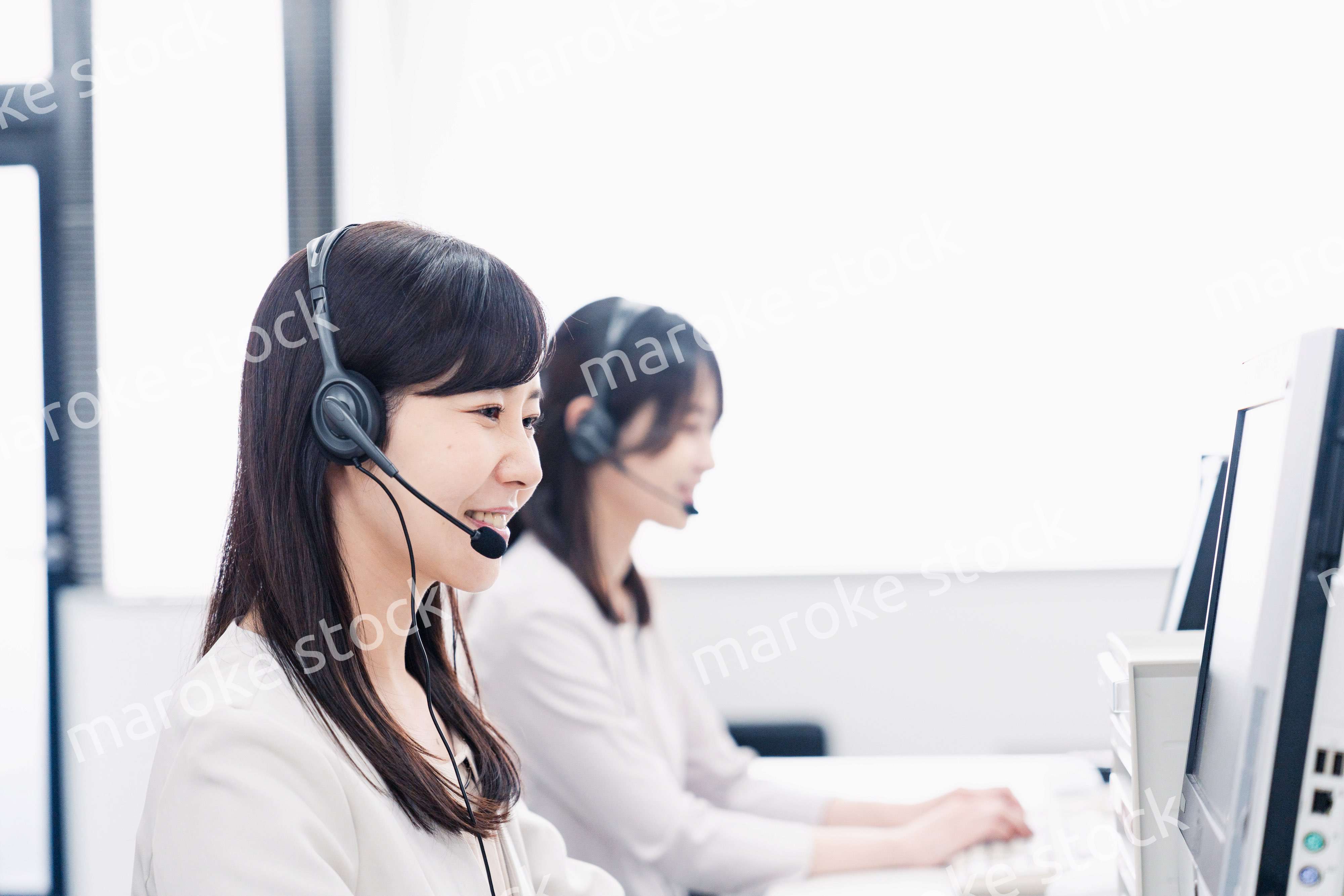 コールセンターで対応をするスタッフ