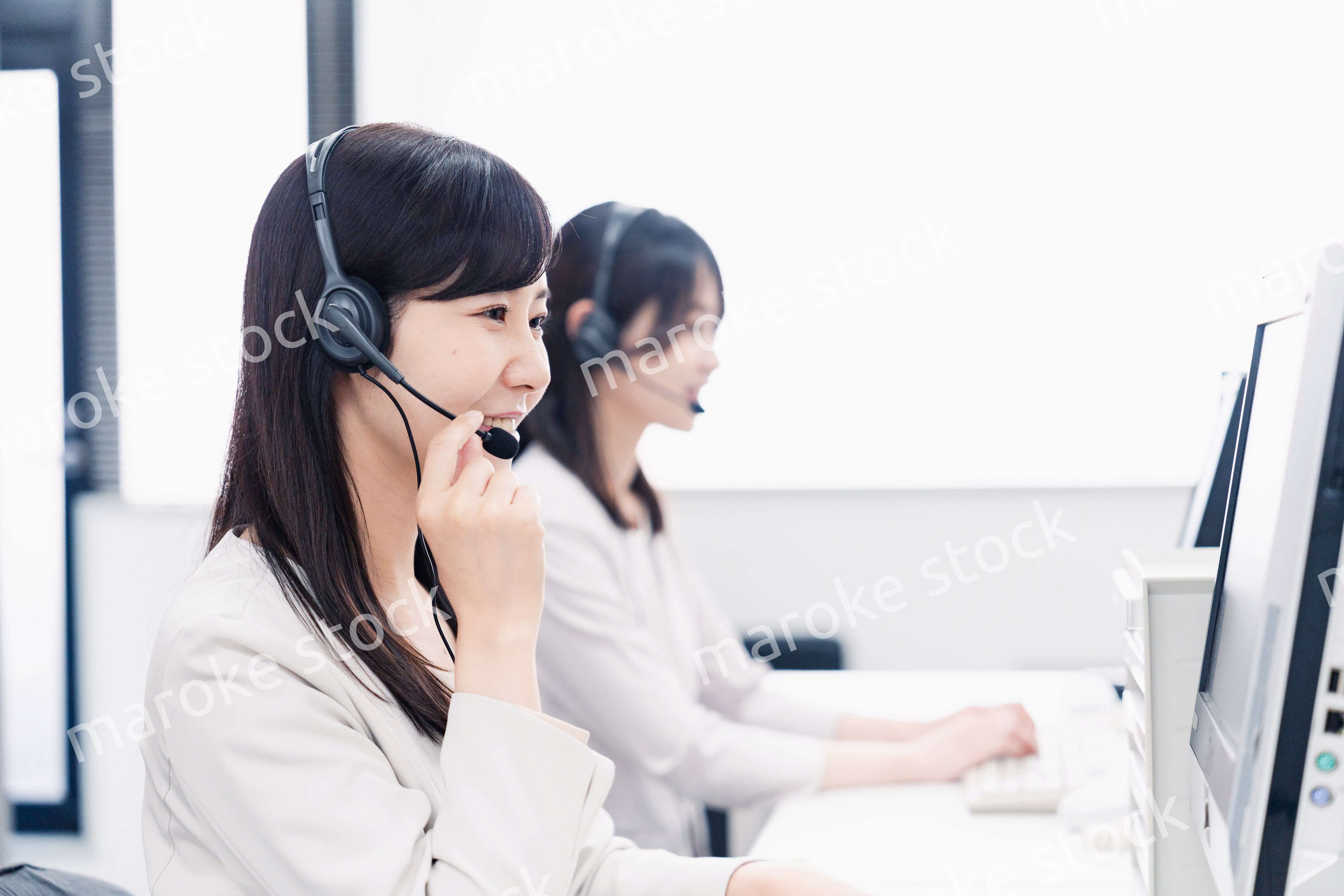 コールセンターで対応をするスタッフ