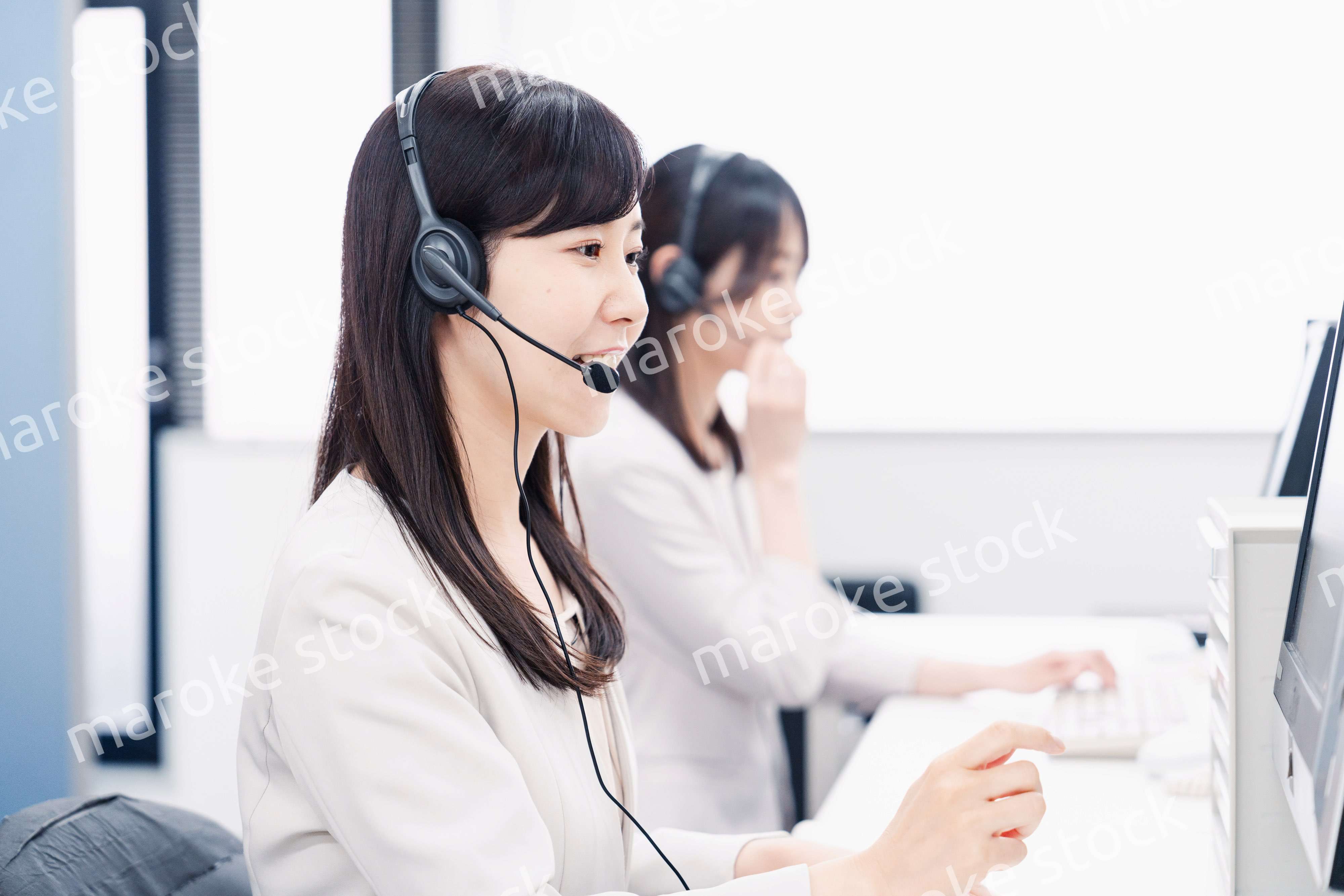 コールセンターで対応をするスタッフ