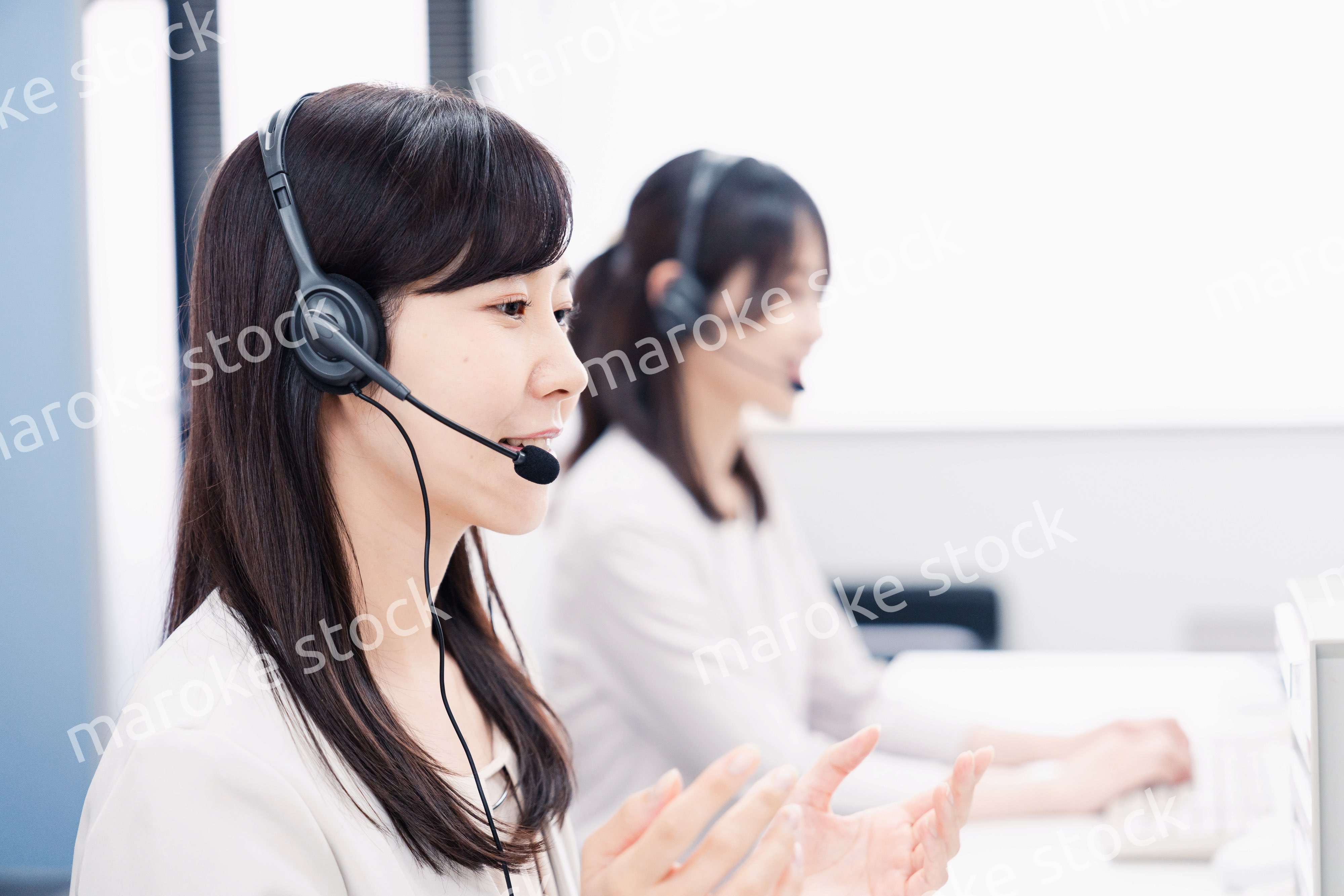 コールセンターで対応をするスタッフ