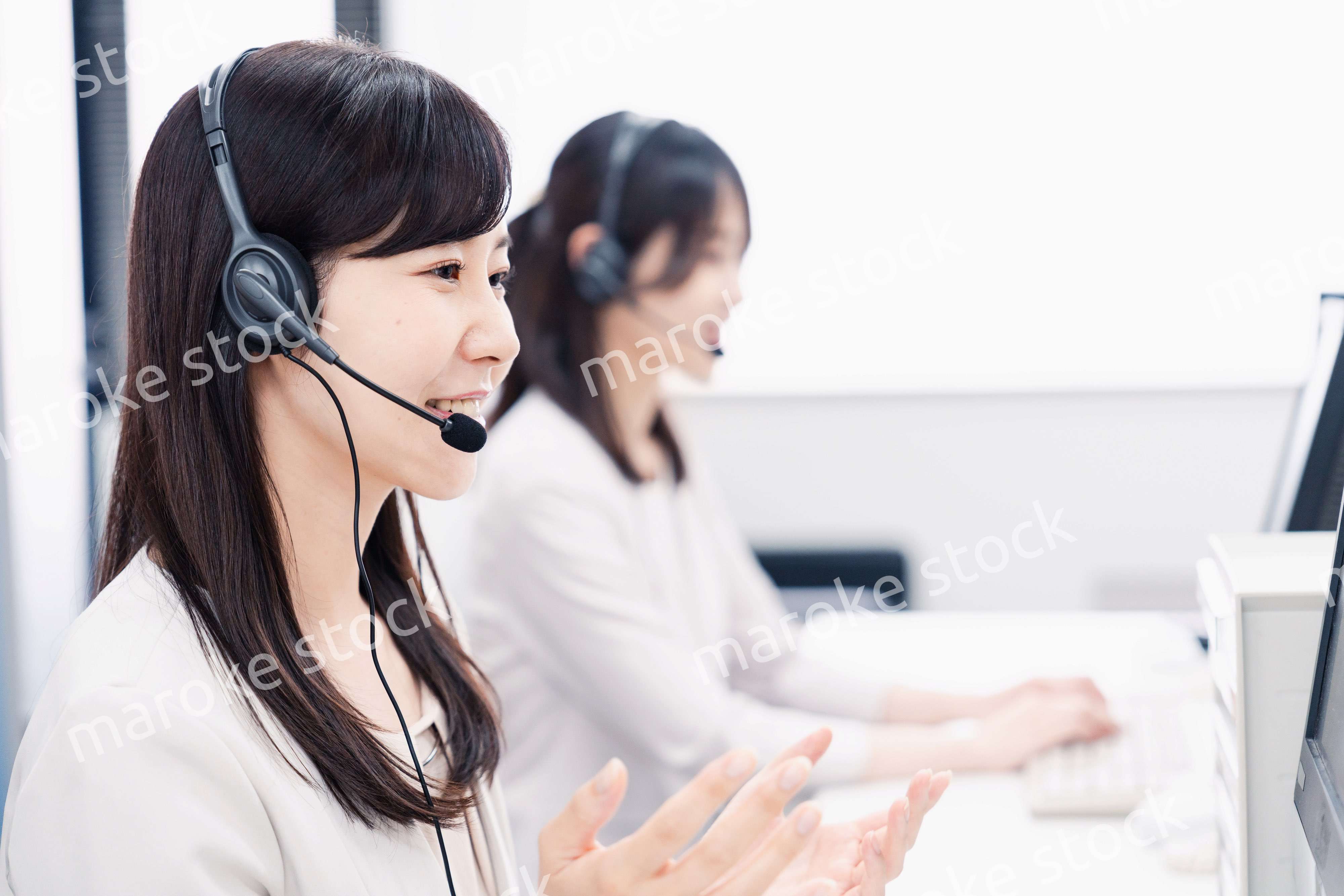 コールセンターで対応をするスタッフ