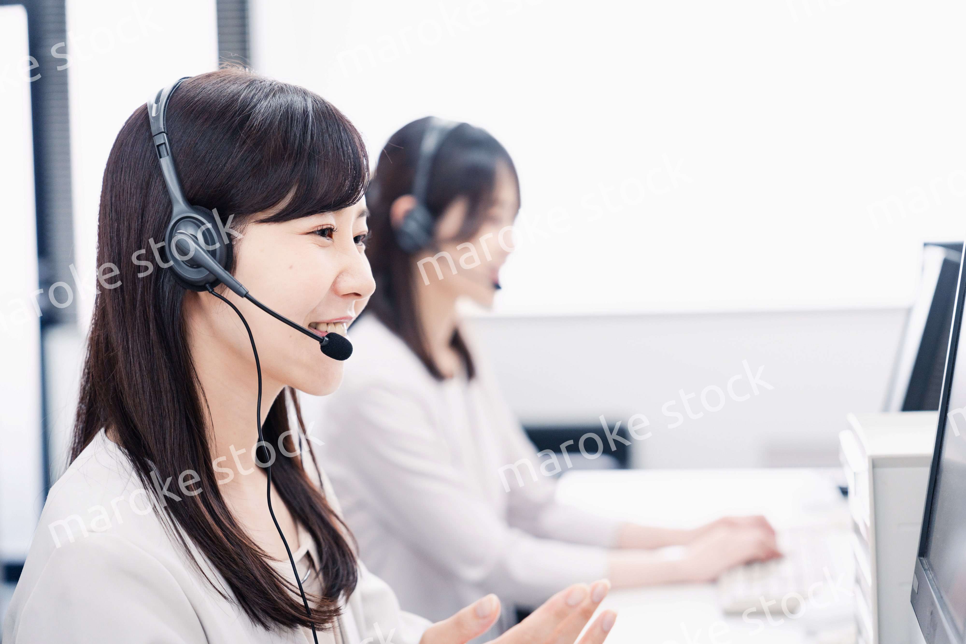 コールセンターで対応をするスタッフ