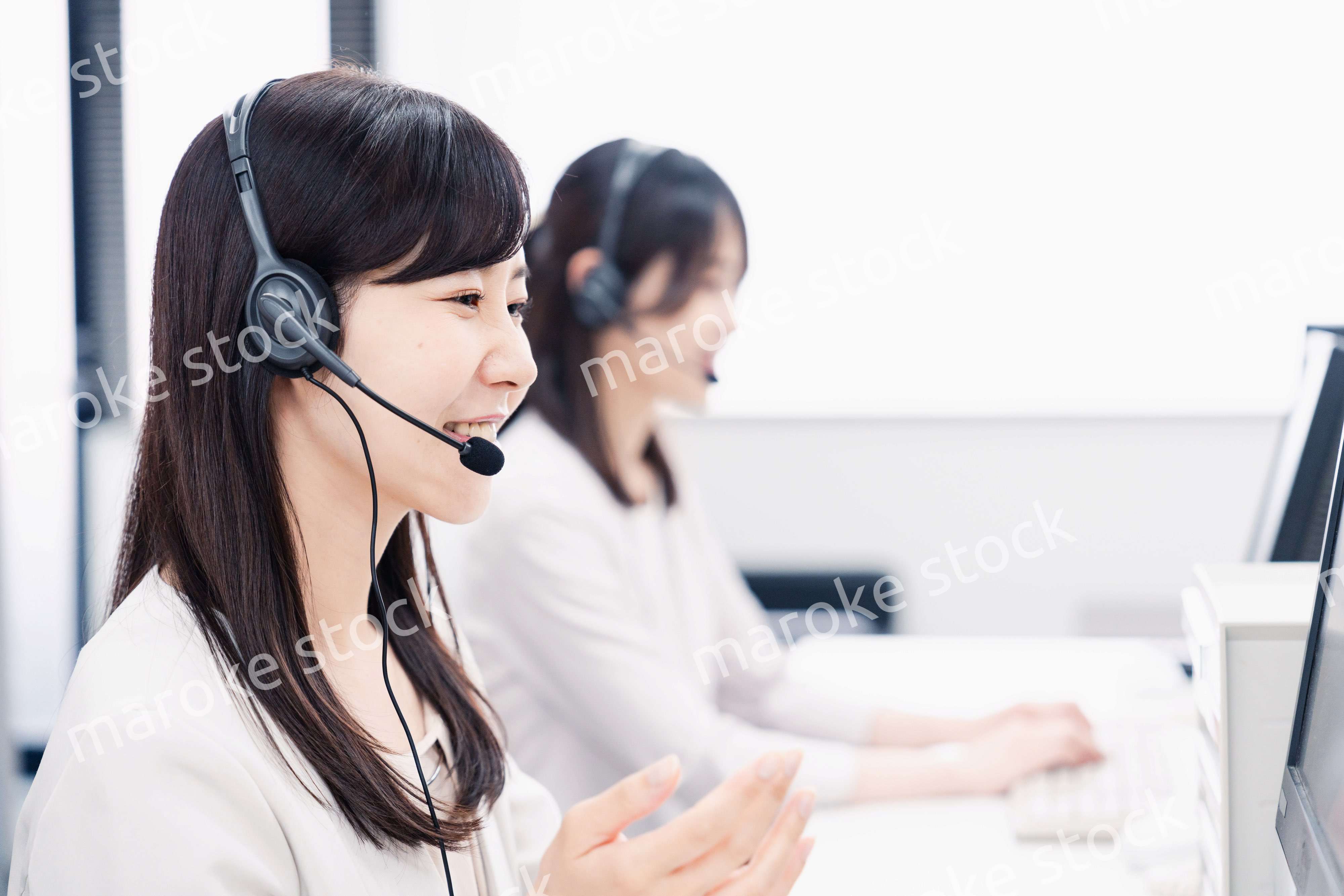 コールセンターで対応をするスタッフ