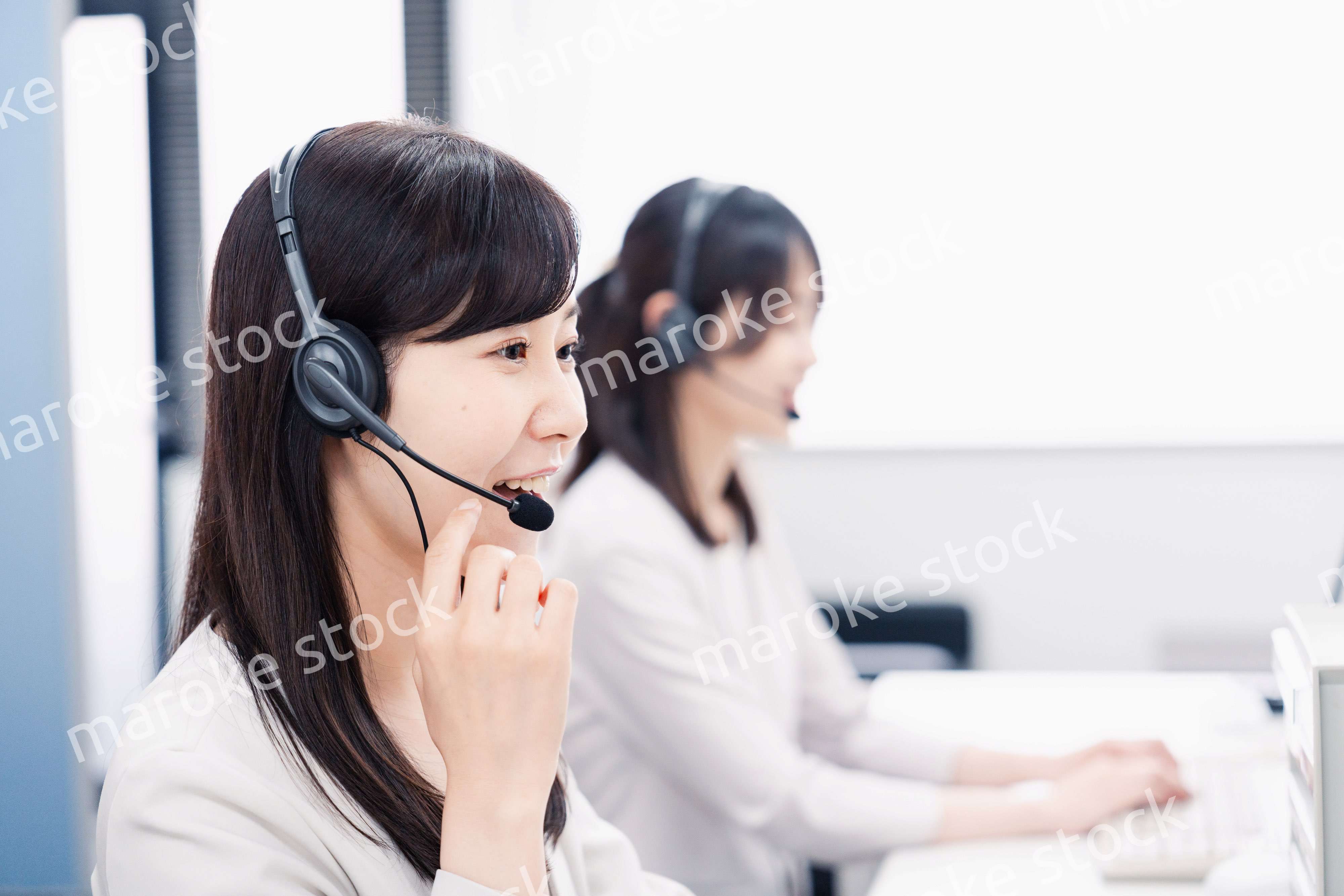 コールセンターで対応をするスタッフ