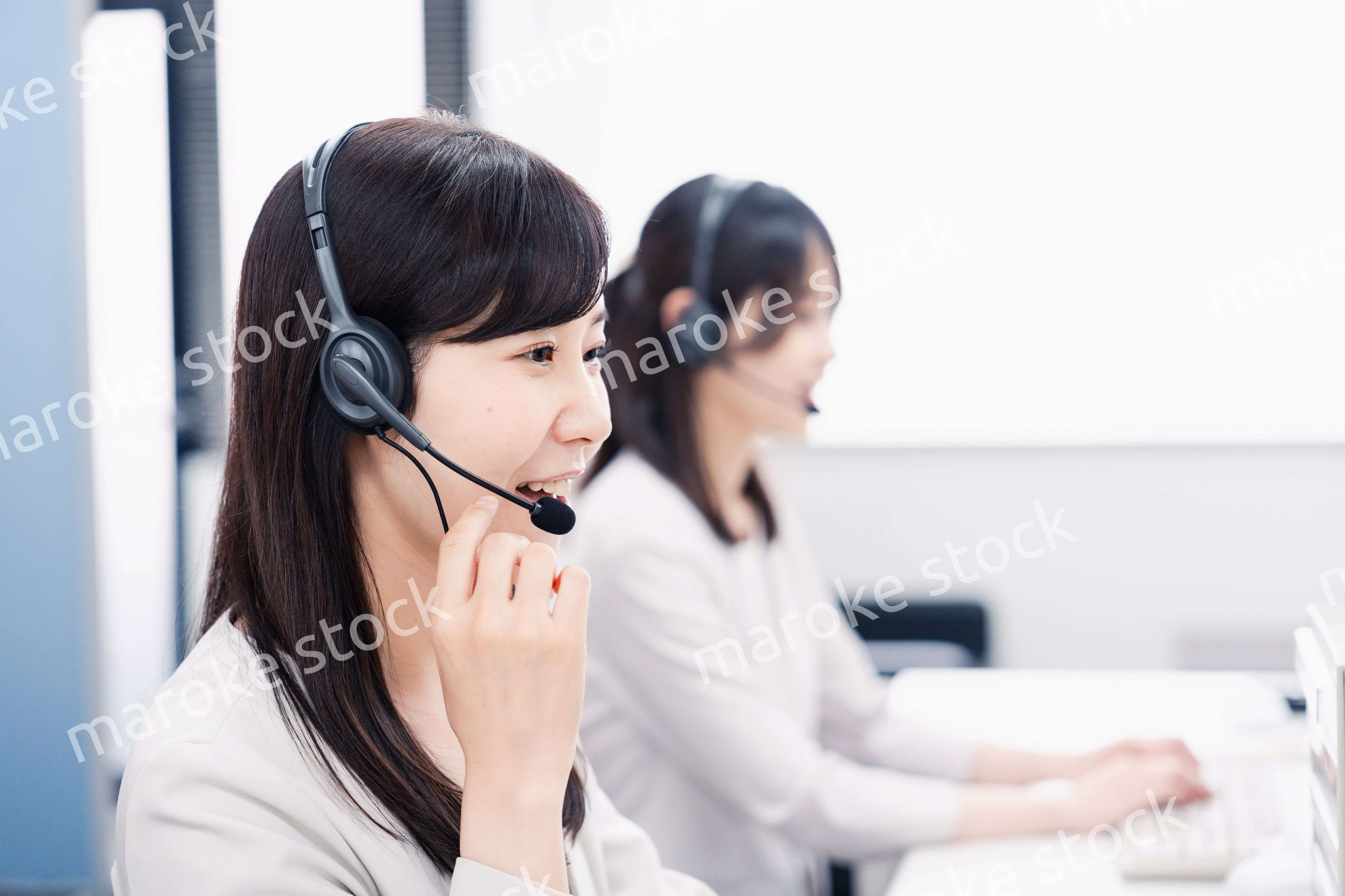 コールセンターで対応をするスタッフ