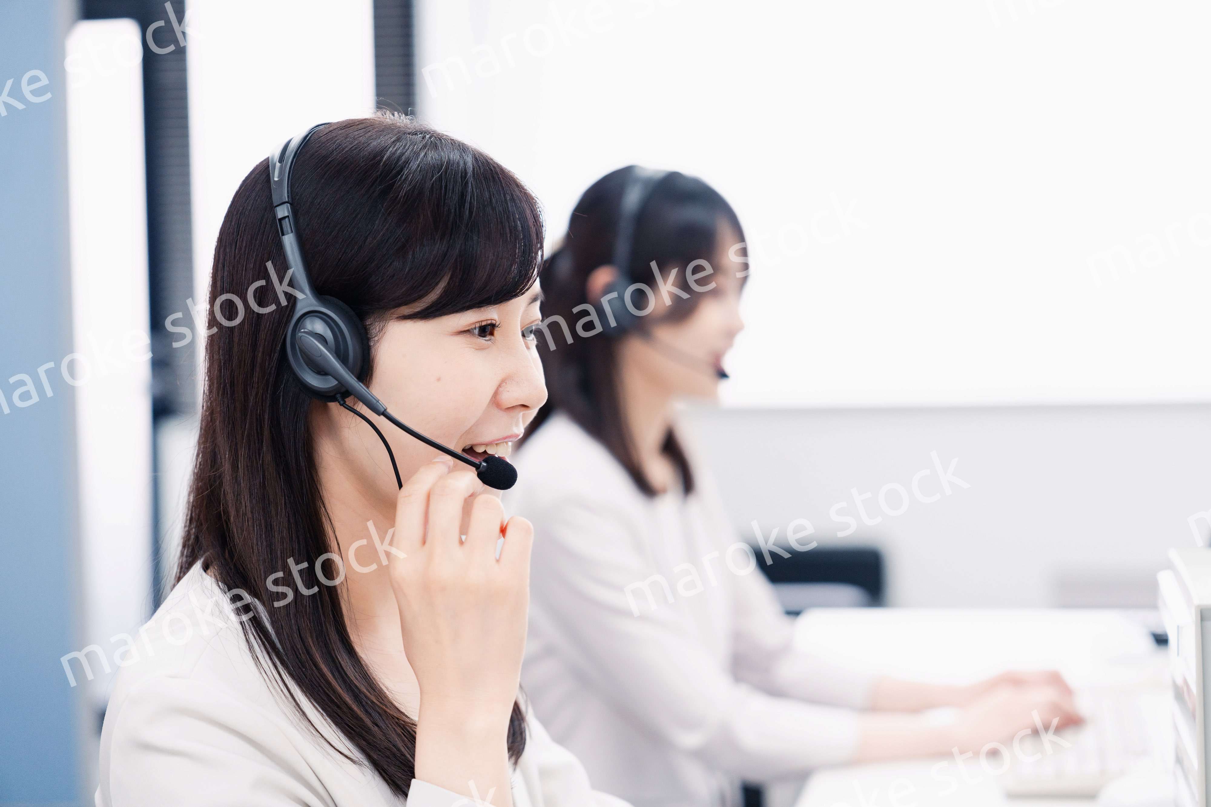 コールセンターで対応をするスタッフ