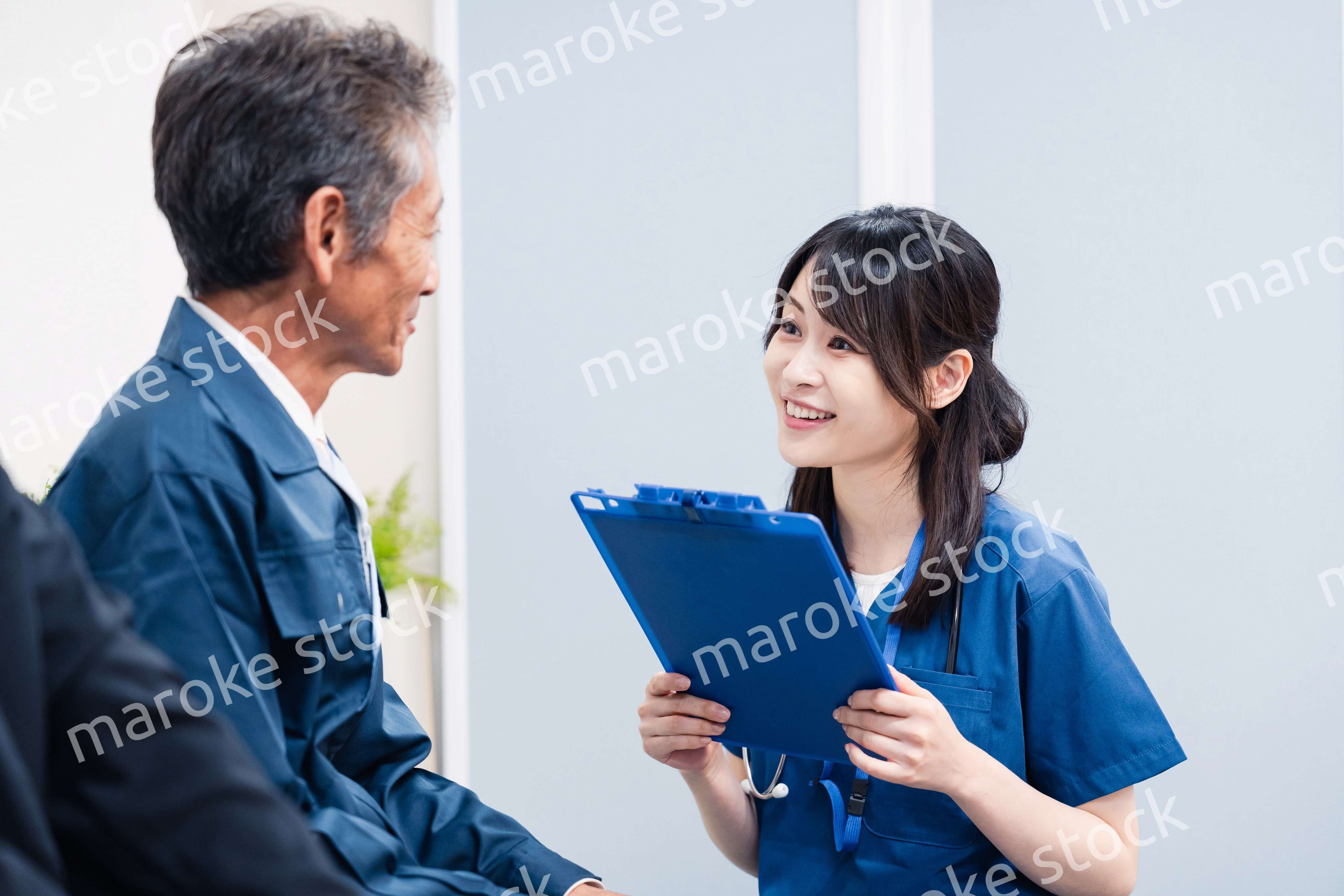 病院の受付で問診をする医療スタッフ