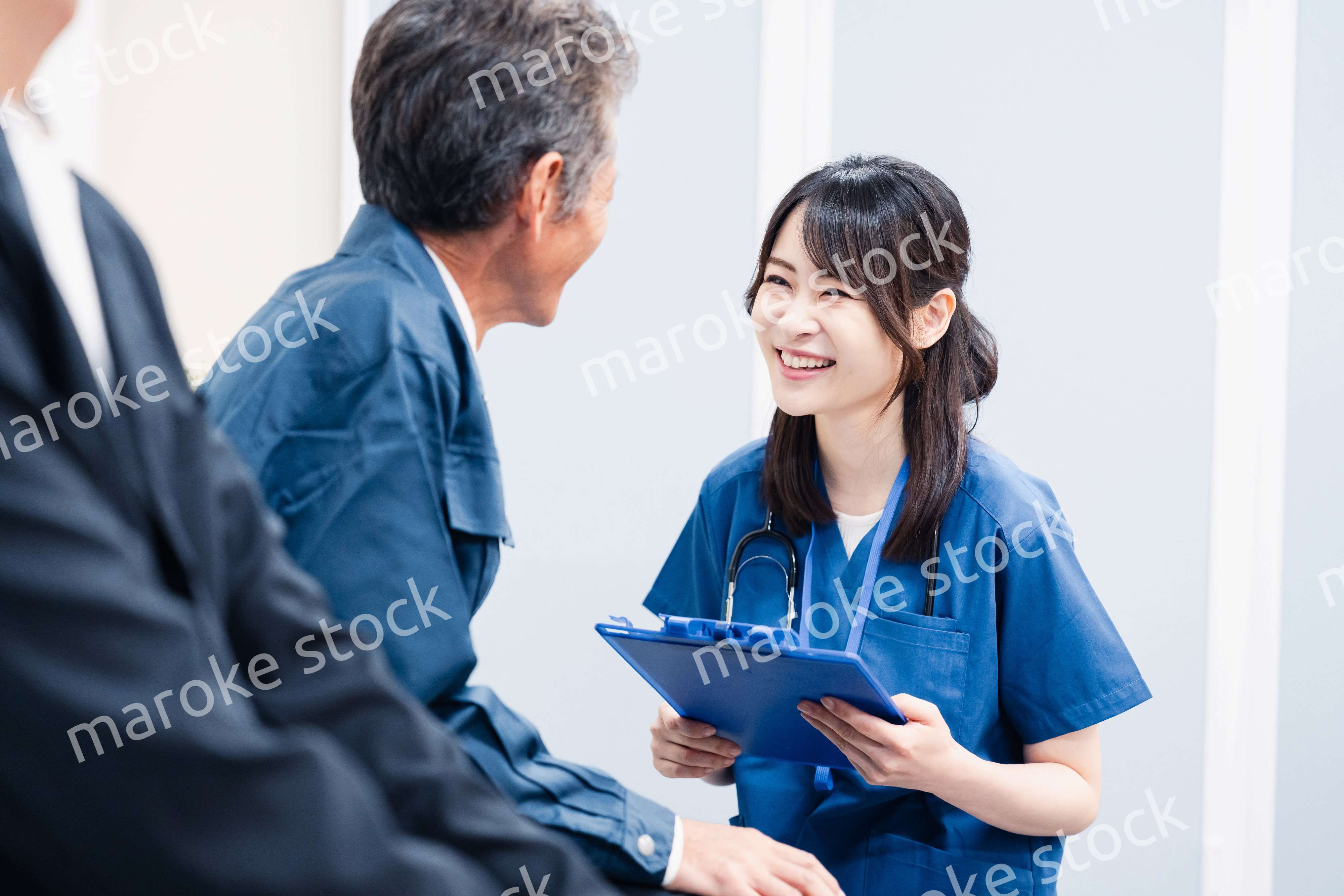 病院の受付で問診をする医療スタッフ