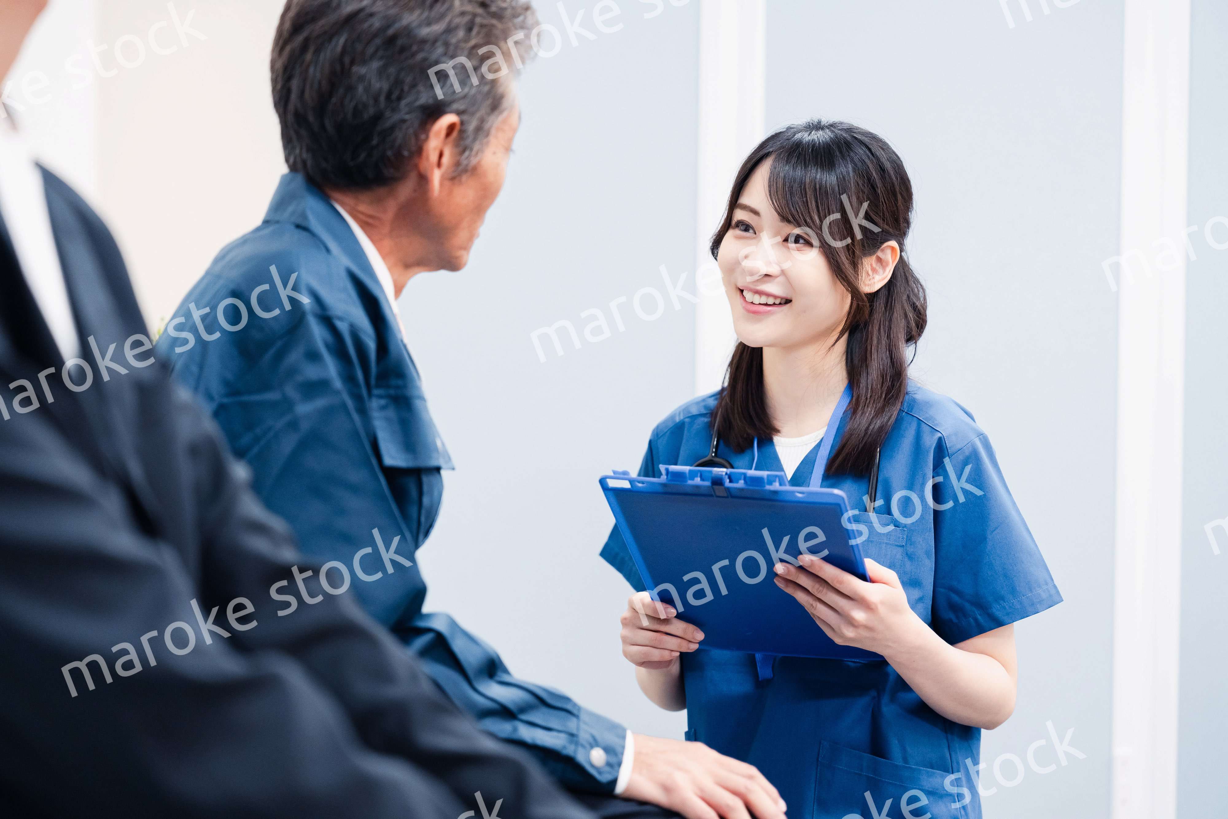 病院の受付で問診をする医療スタッフ