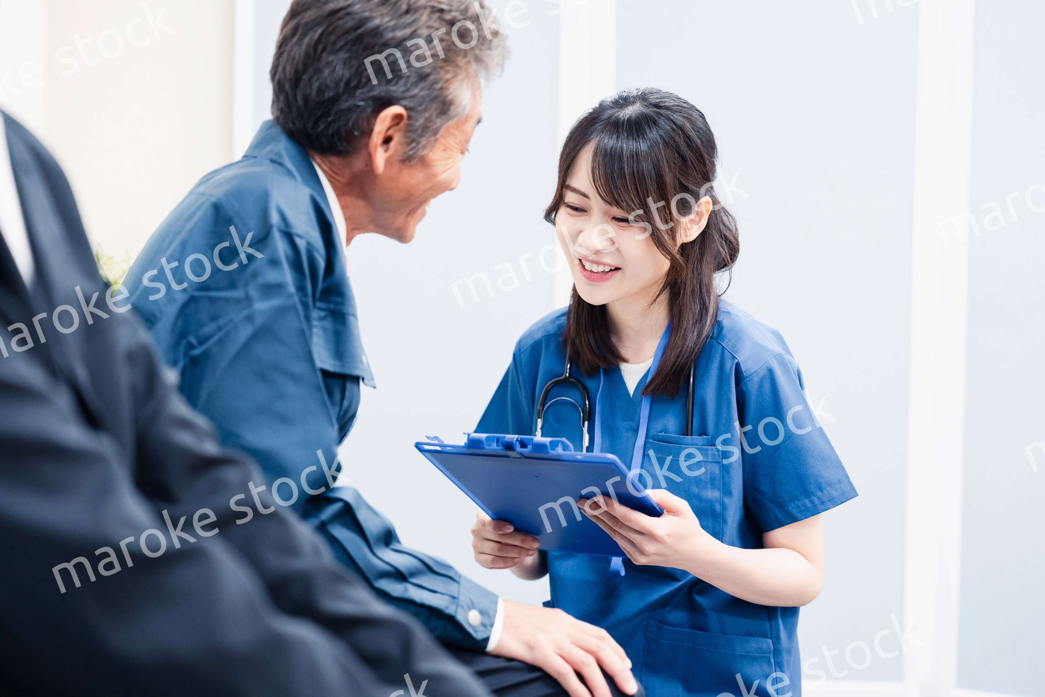 病院の受付で問診をする医療スタッフ