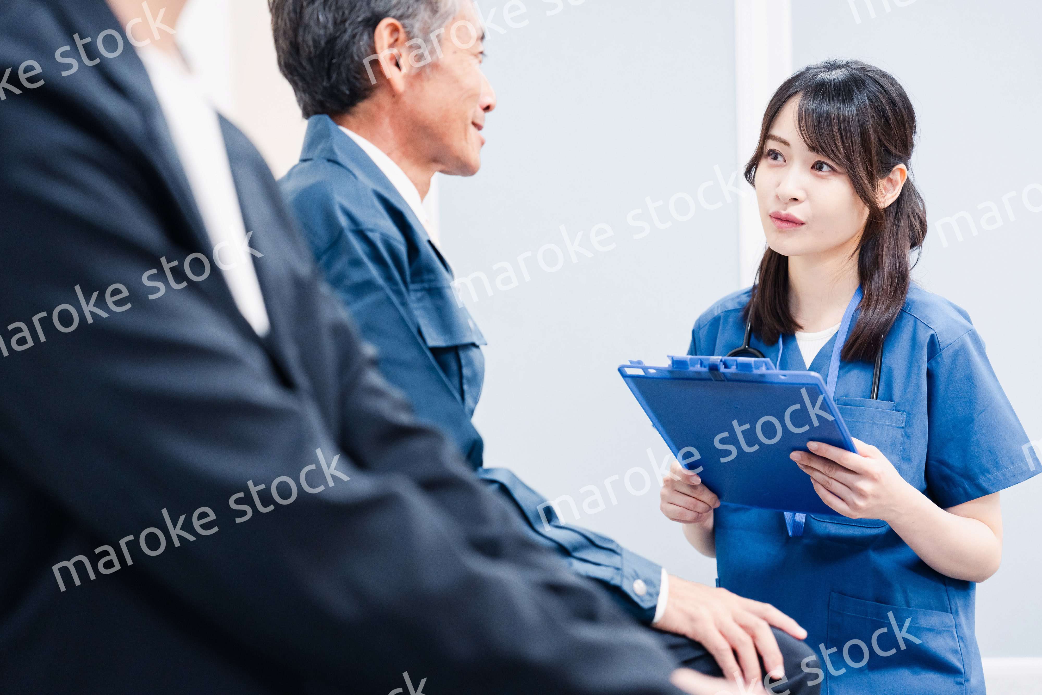 病院の受付で問診をする医療スタッフ