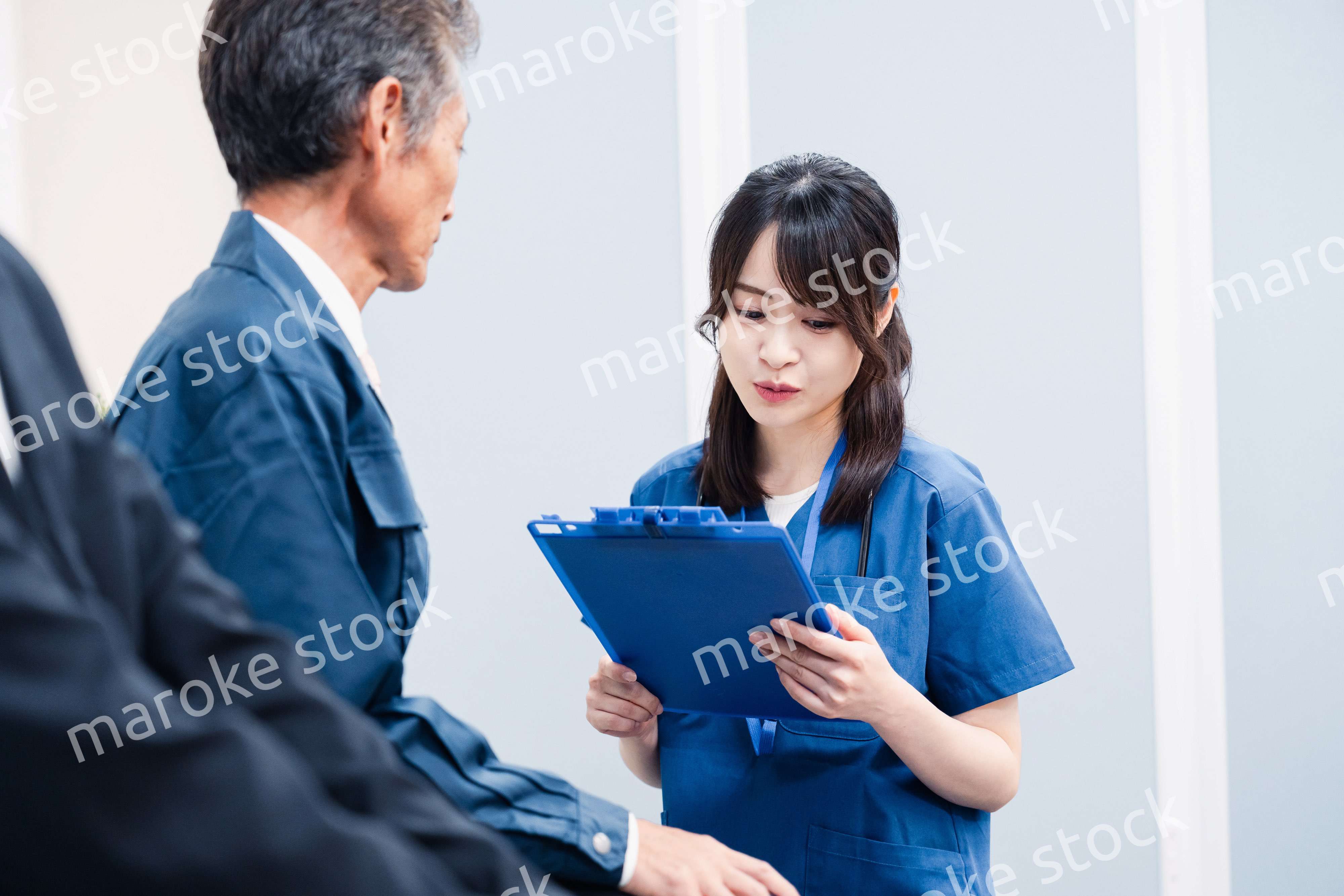 病院の受付で問診をする医療スタッフ