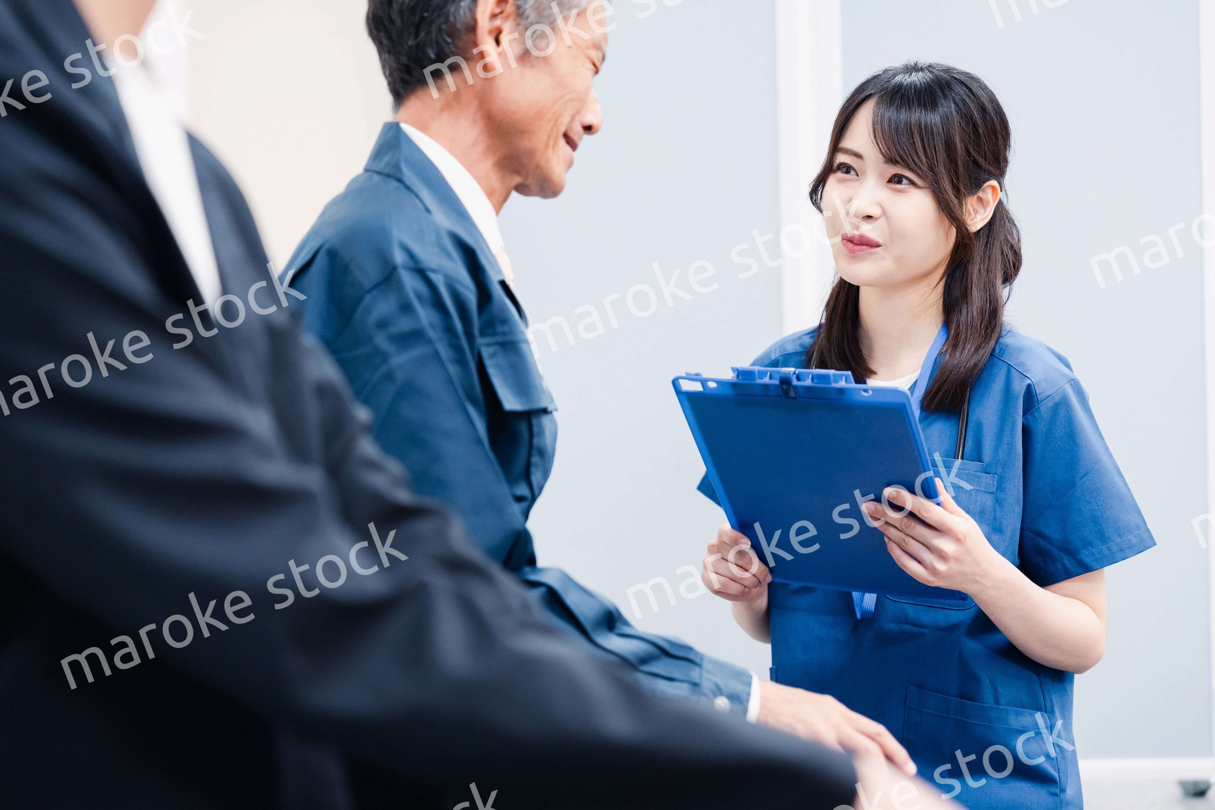 病院の受付で問診をする医療スタッフ