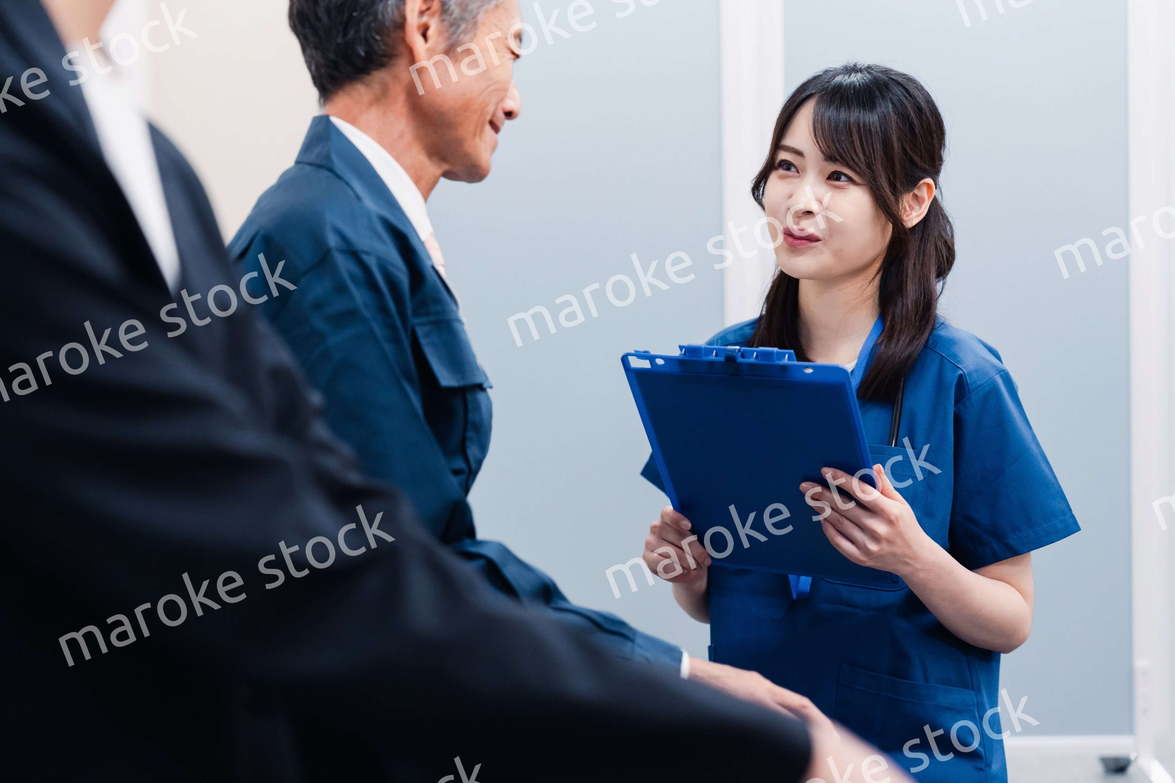 病院の受付で問診をする医療スタッフ