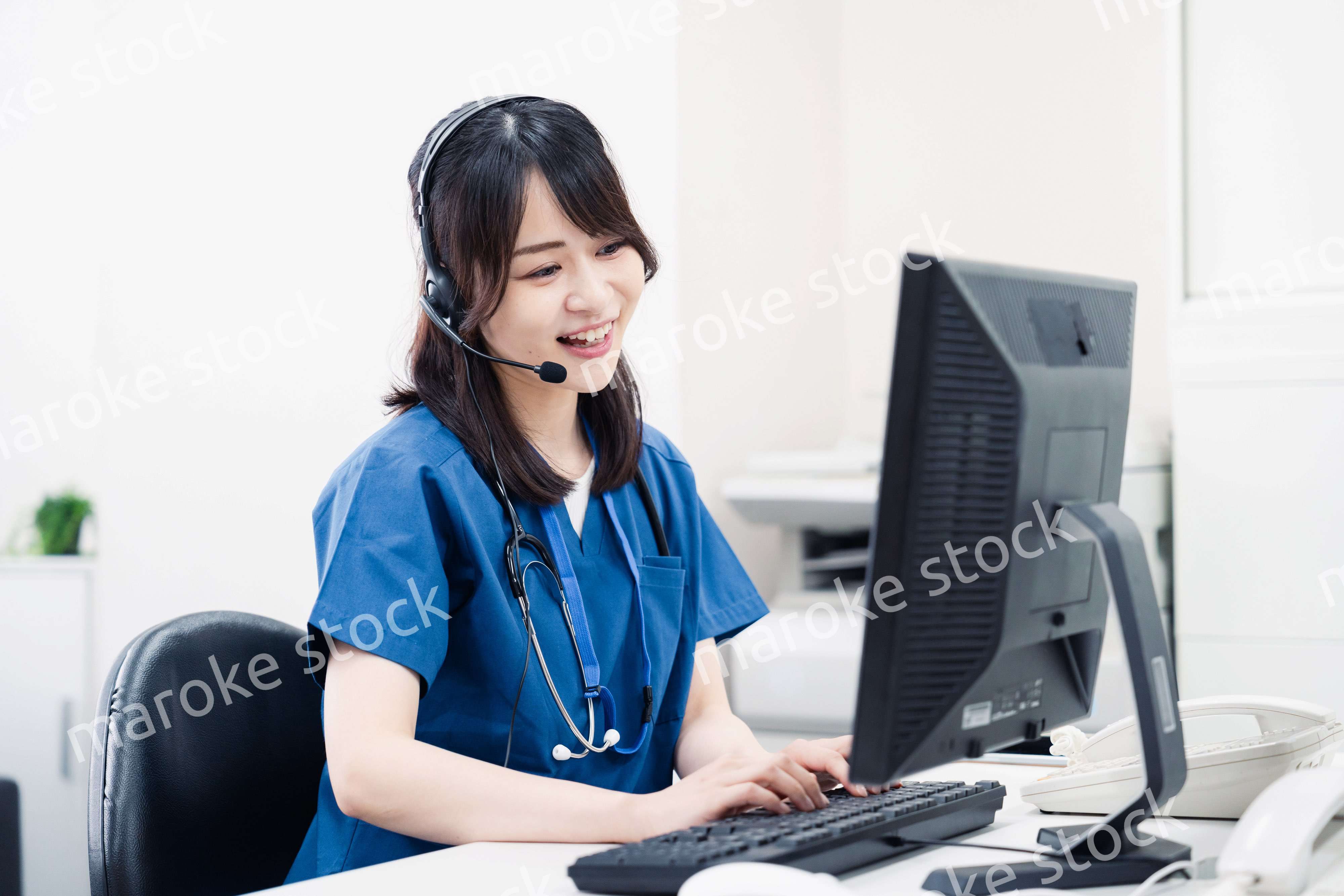 リモートで対応をする医療スタッフ