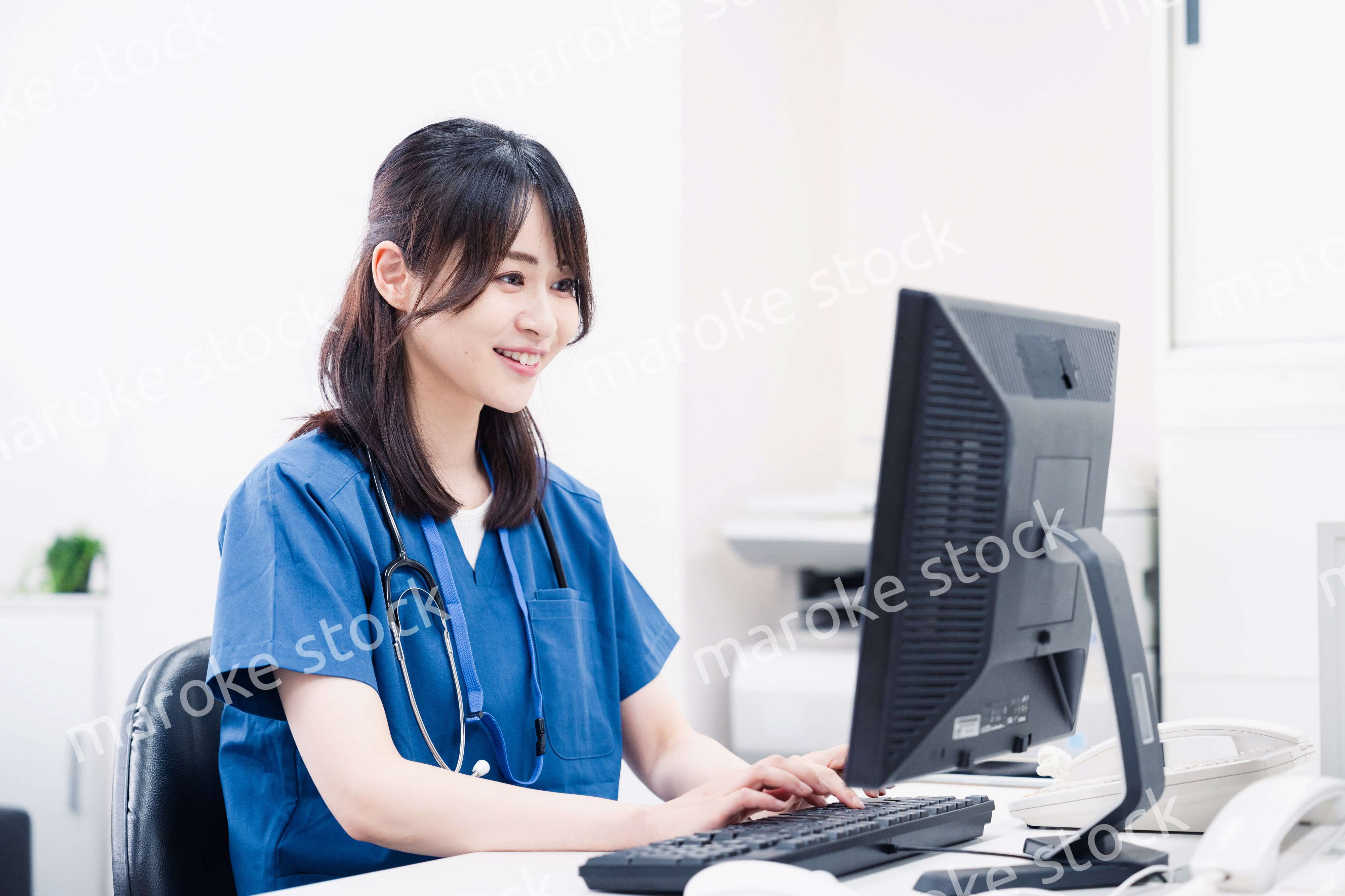 事務作業をする医療スタッフ