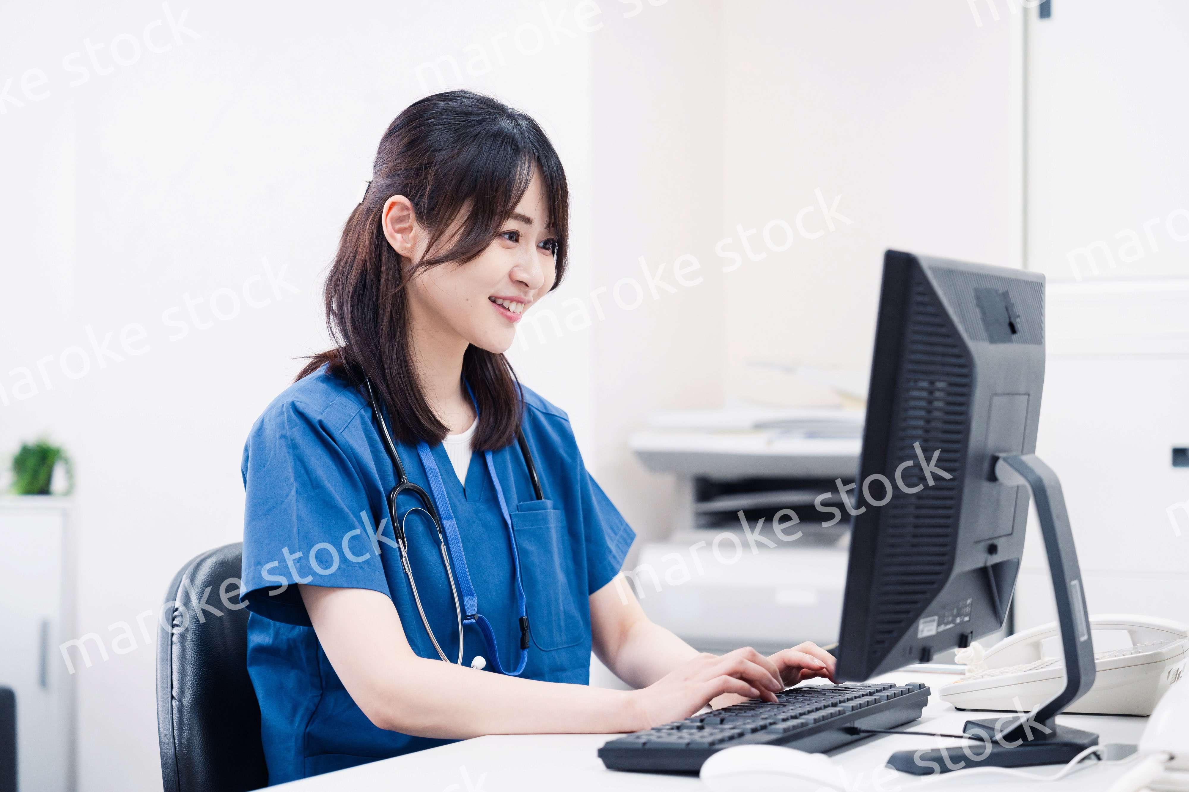 事務作業をする医療スタッフ