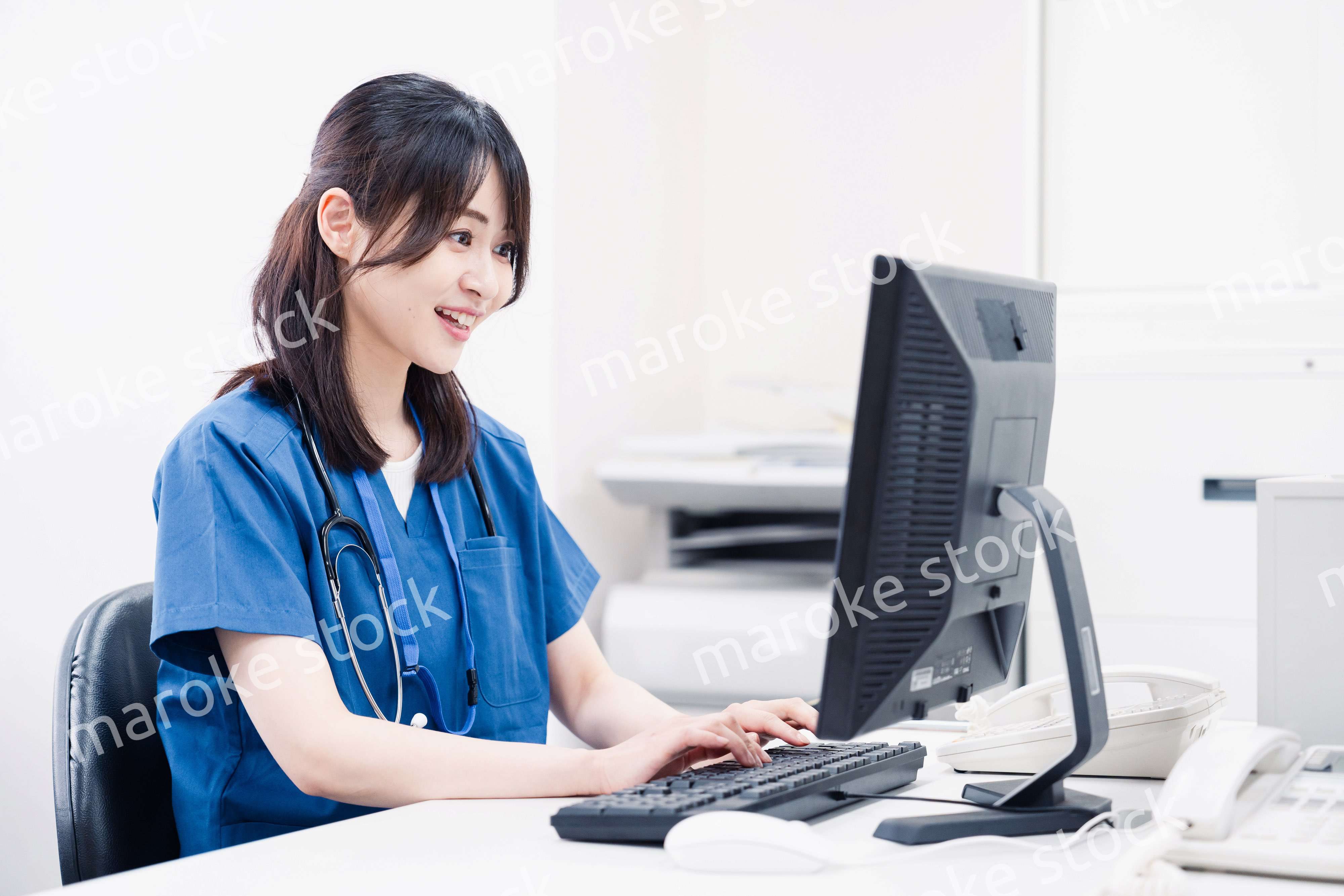 事務作業をする医療スタッフ