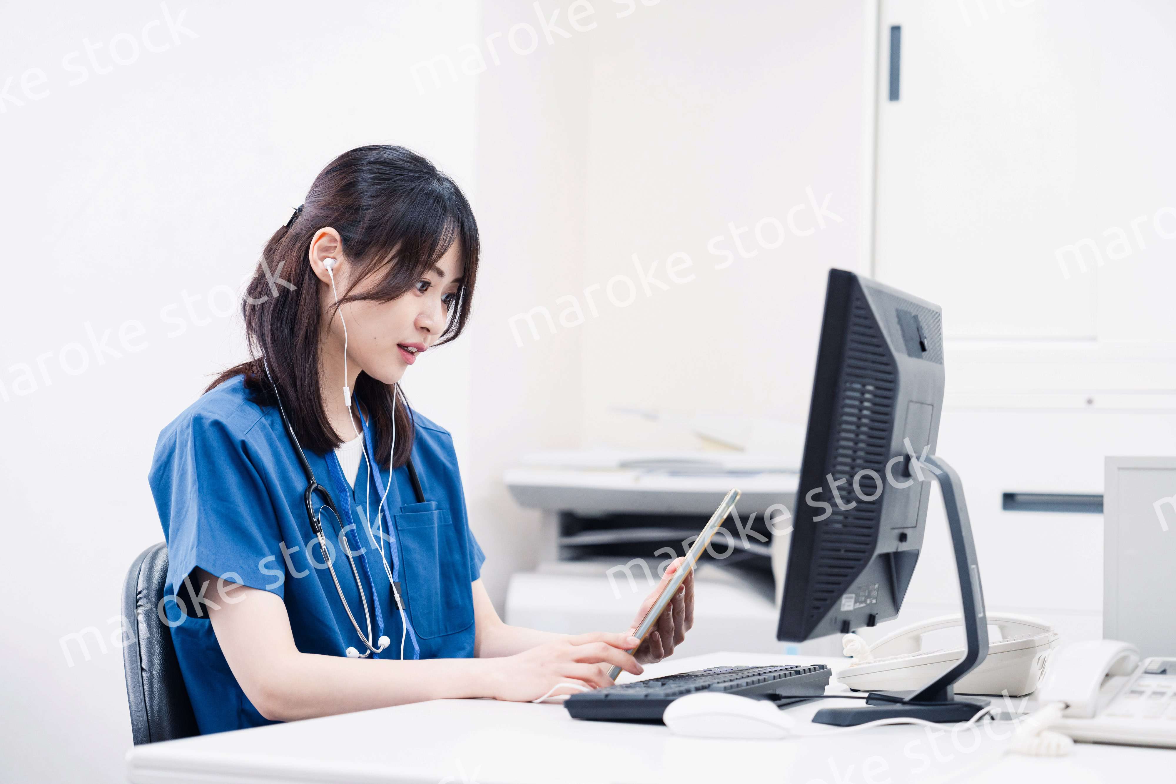 事務作業をする医療スタッフ