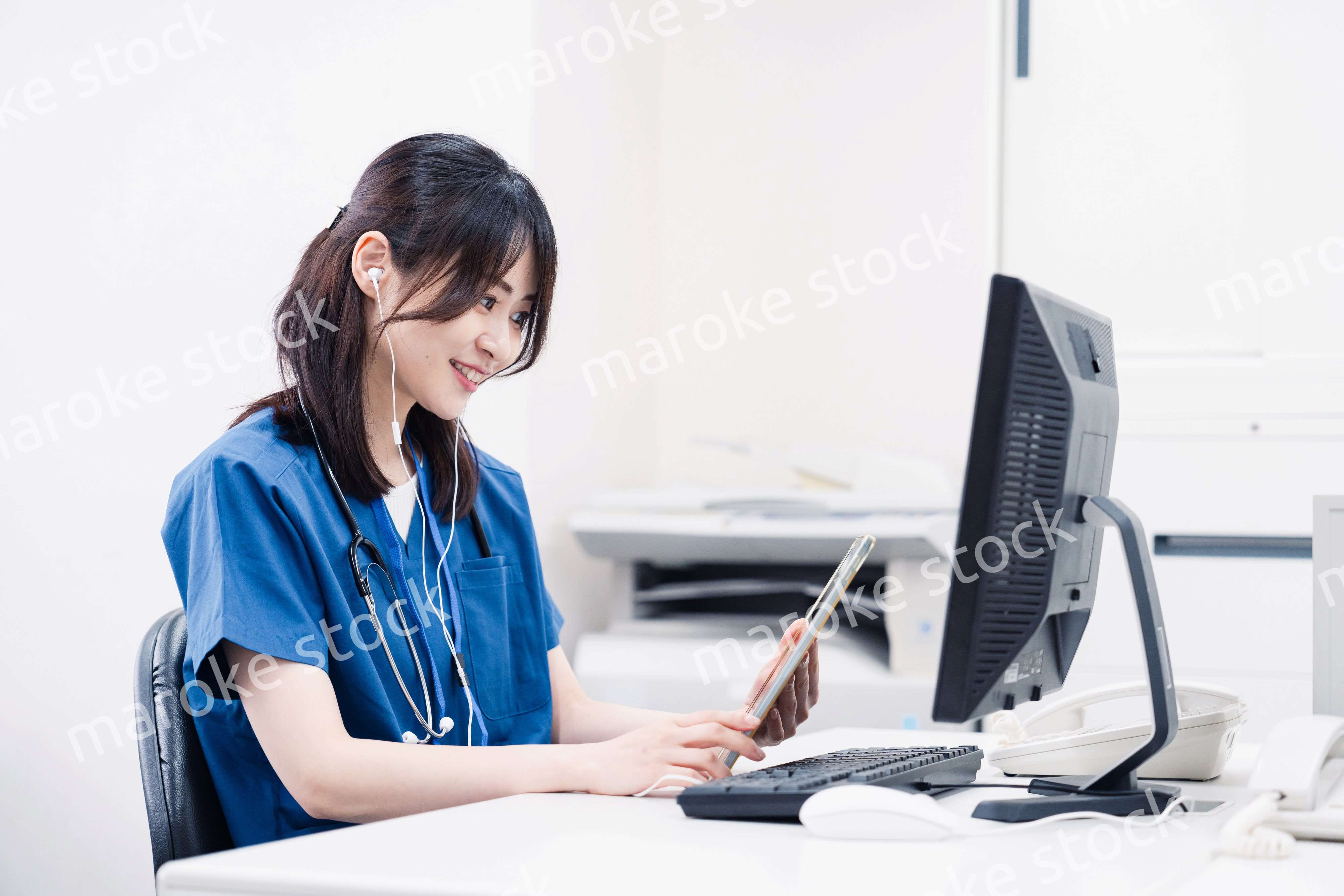 事務作業をする医療スタッフ