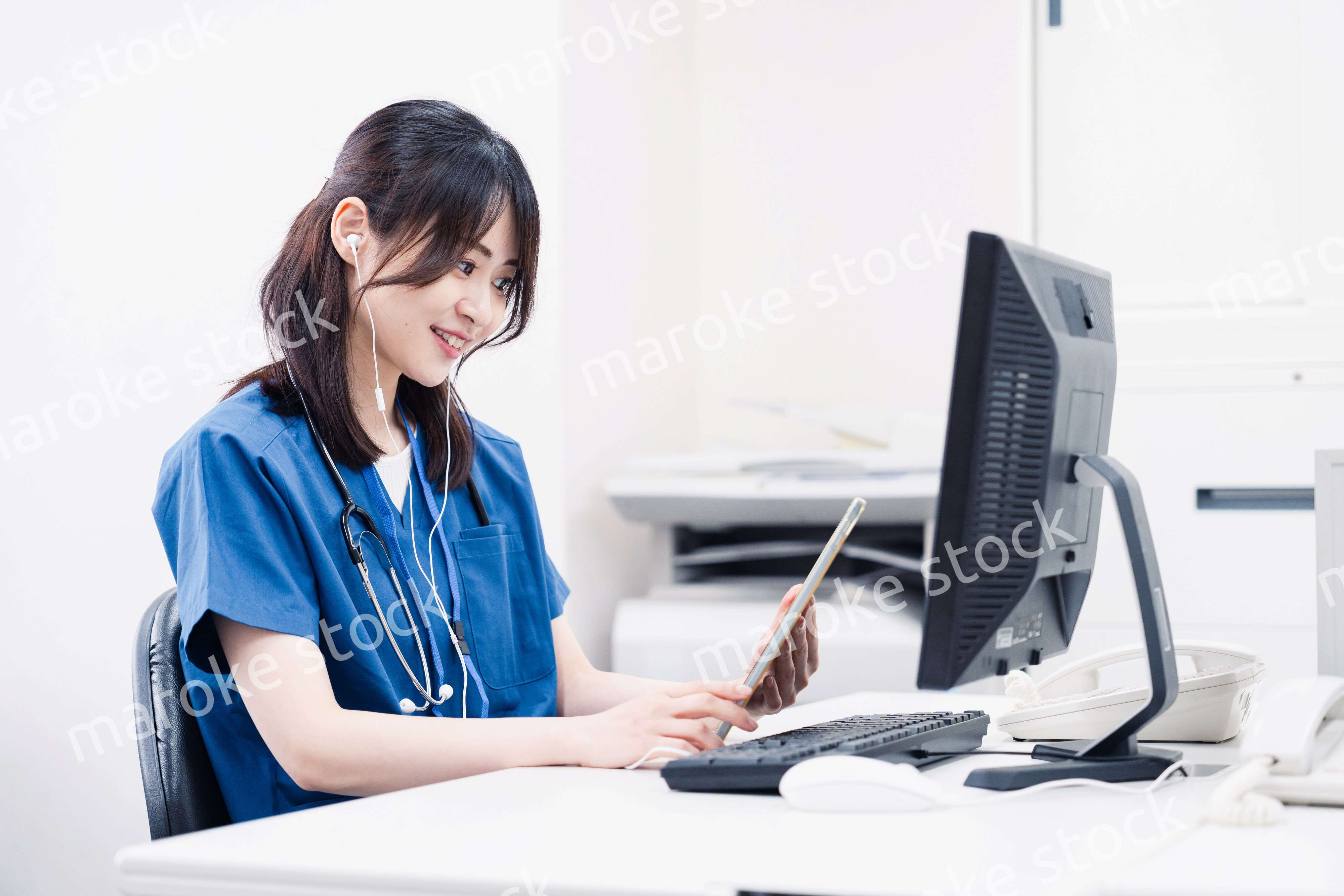 事務作業をする医療スタッフ