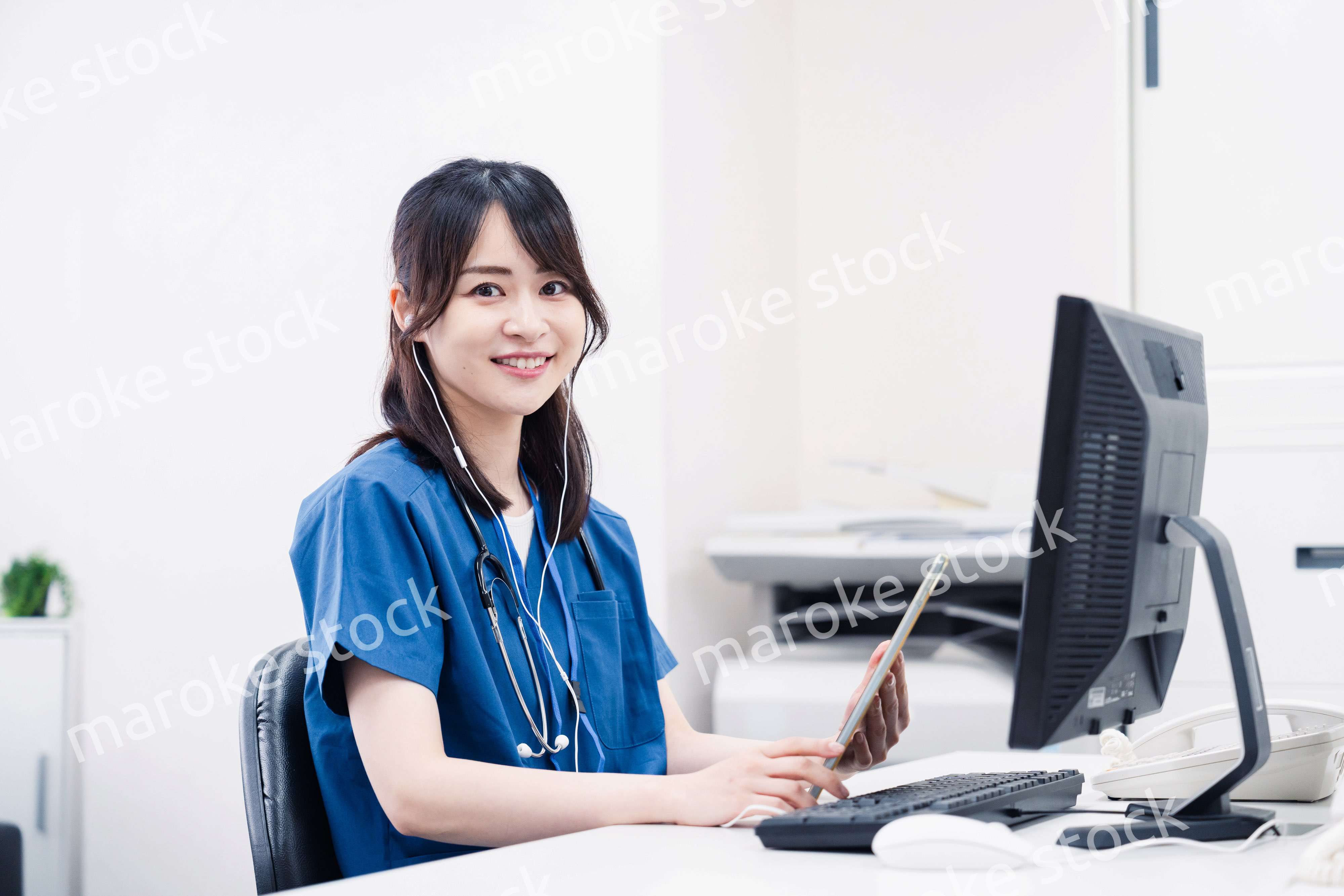 事務作業をする医療スタッフ