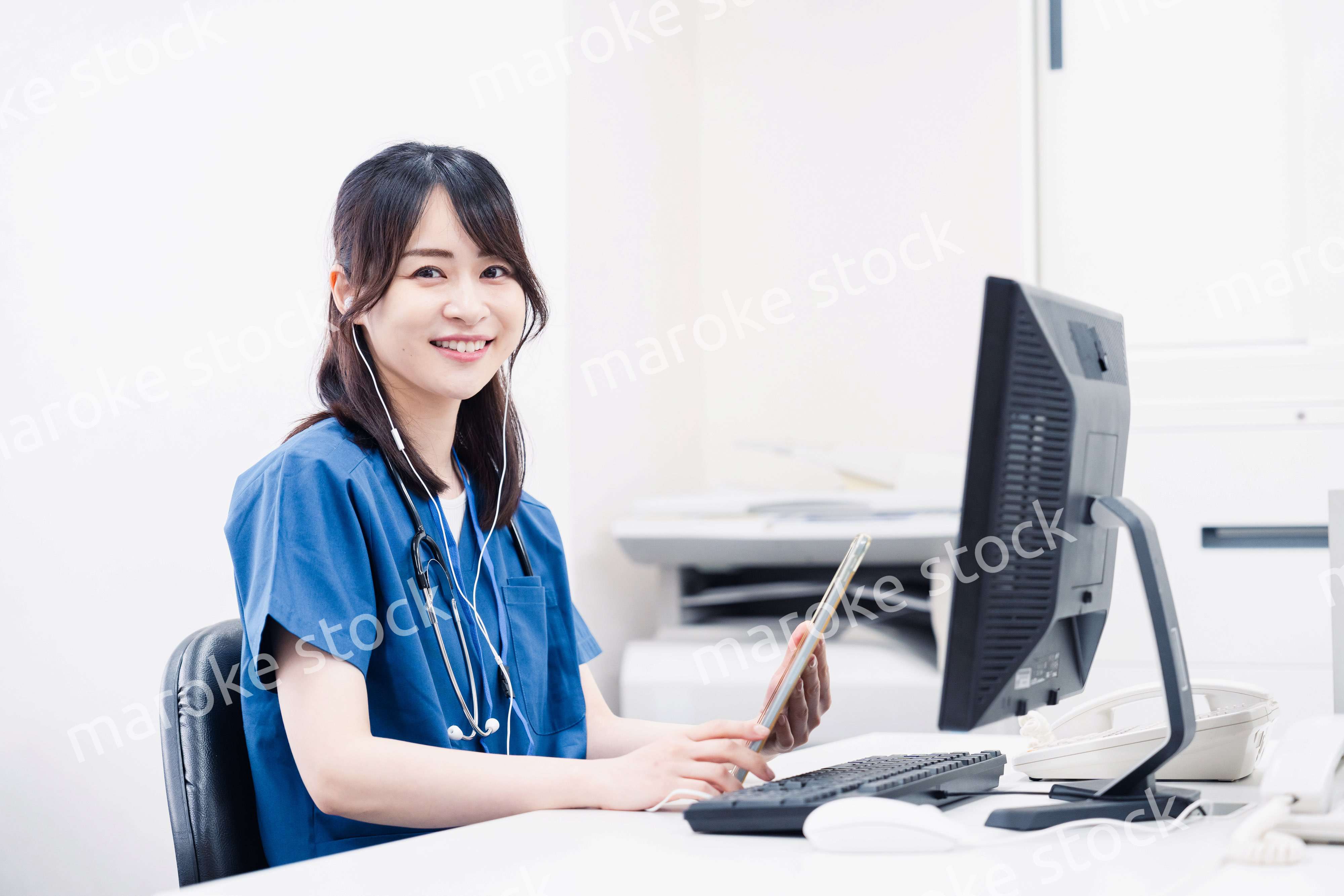 事務作業をする医療スタッフ