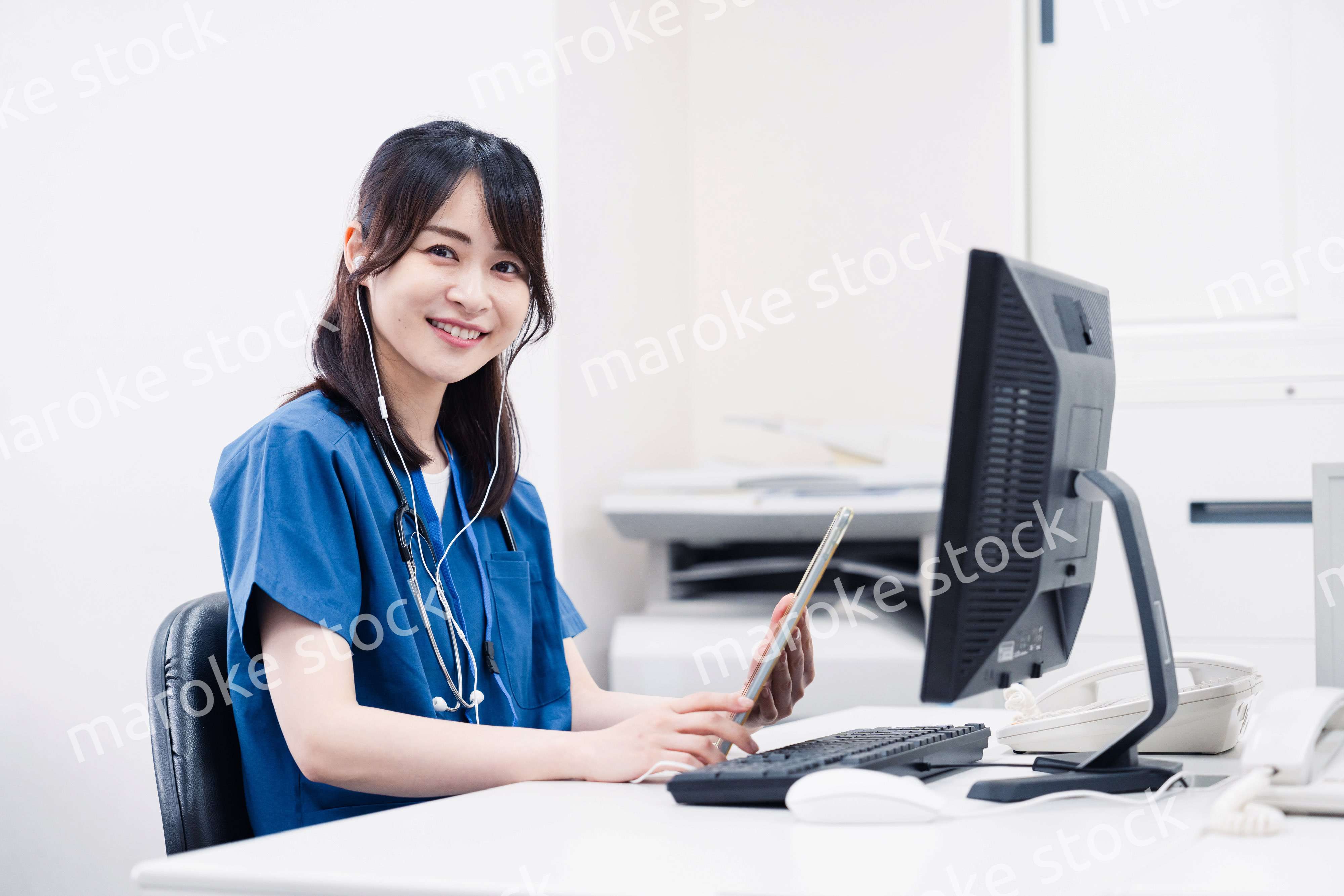 事務作業をする医療スタッフ