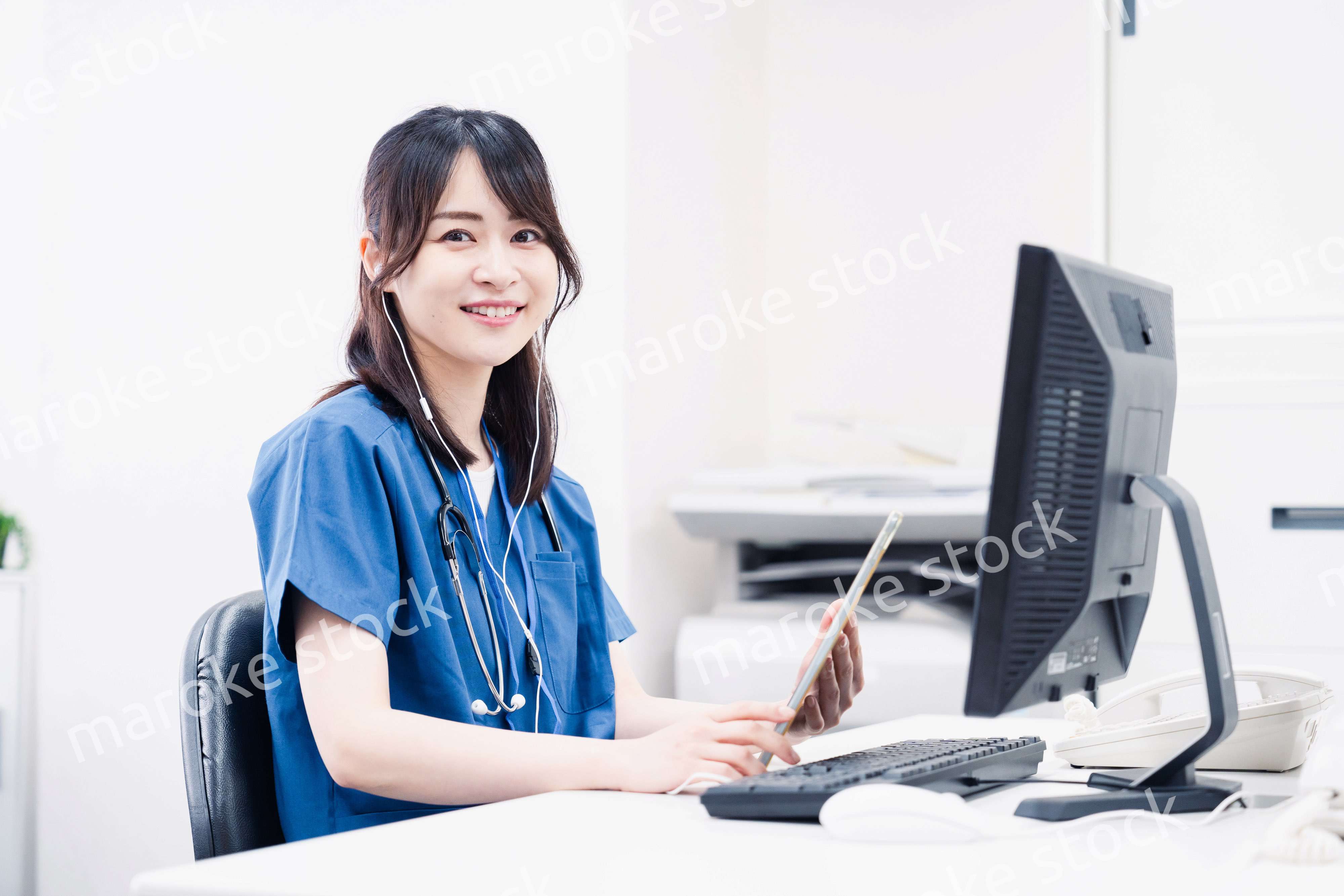 事務作業をする医療スタッフ