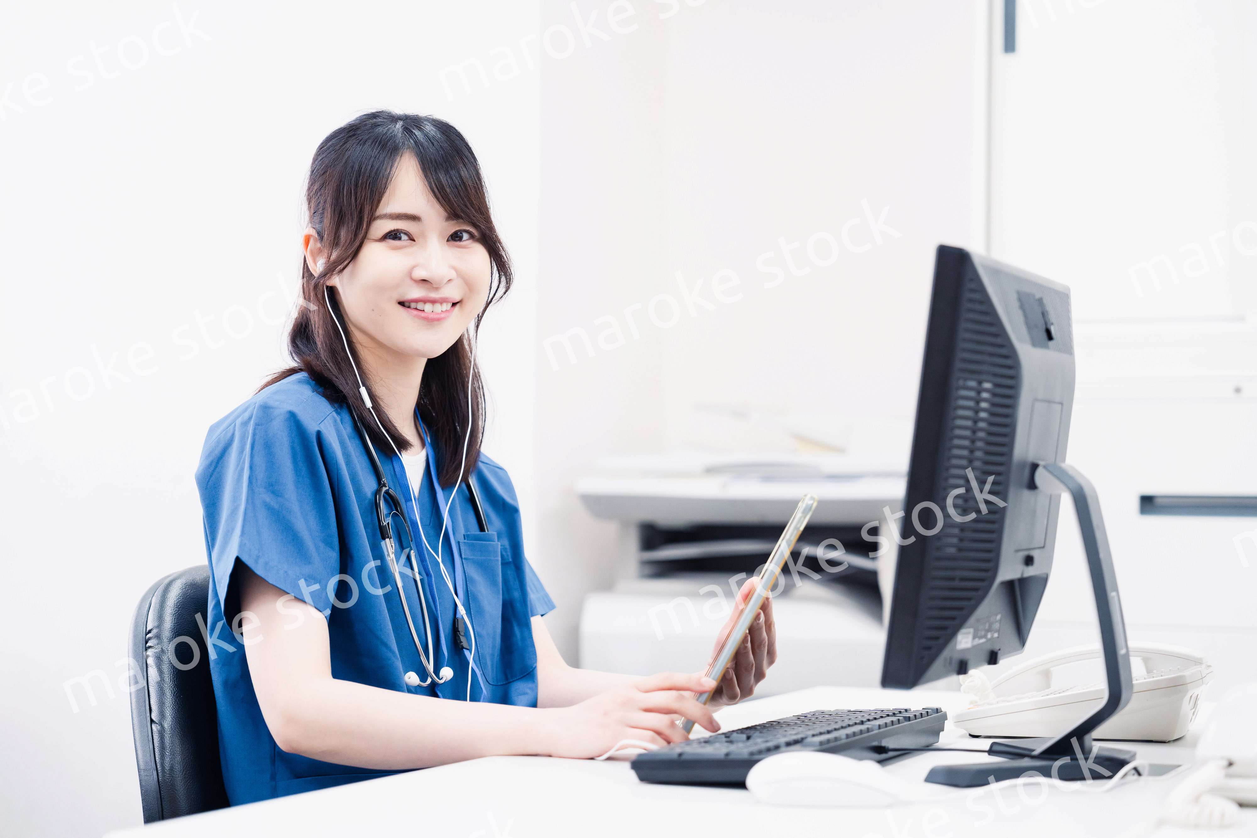 事務作業をする医療スタッフ