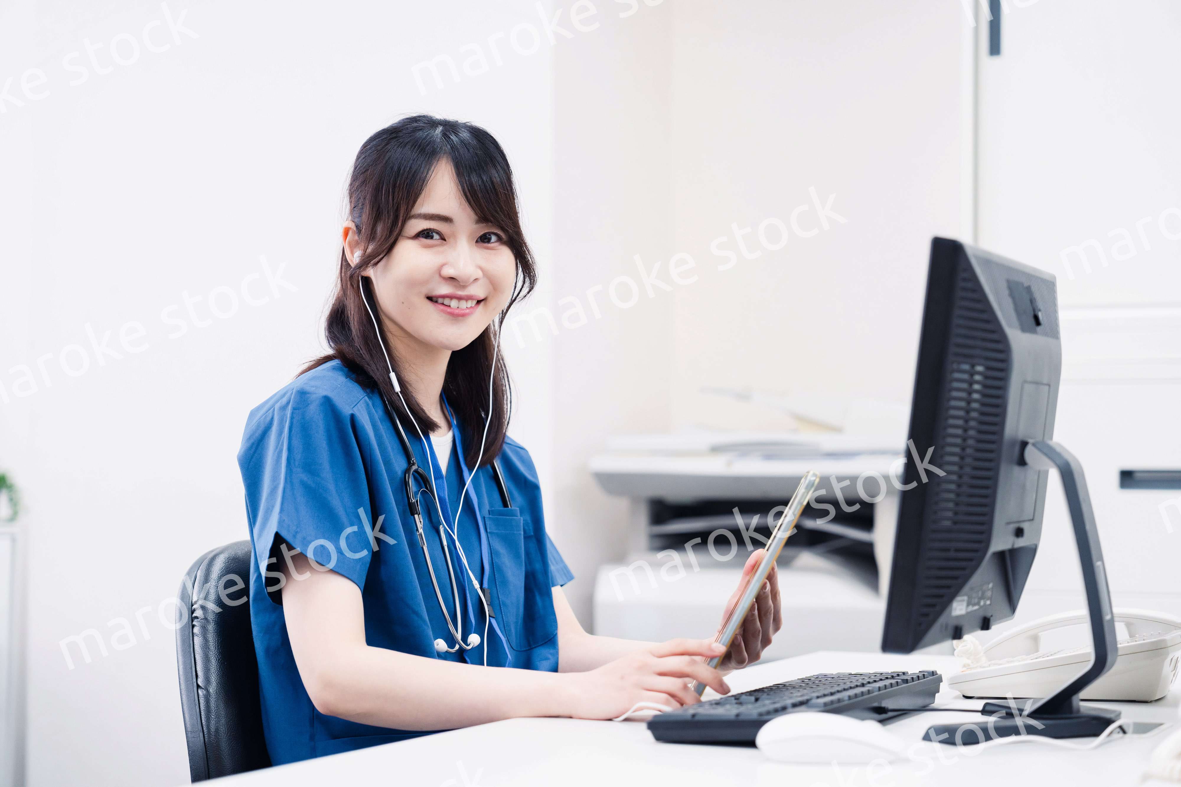 事務作業をする医療スタッフ