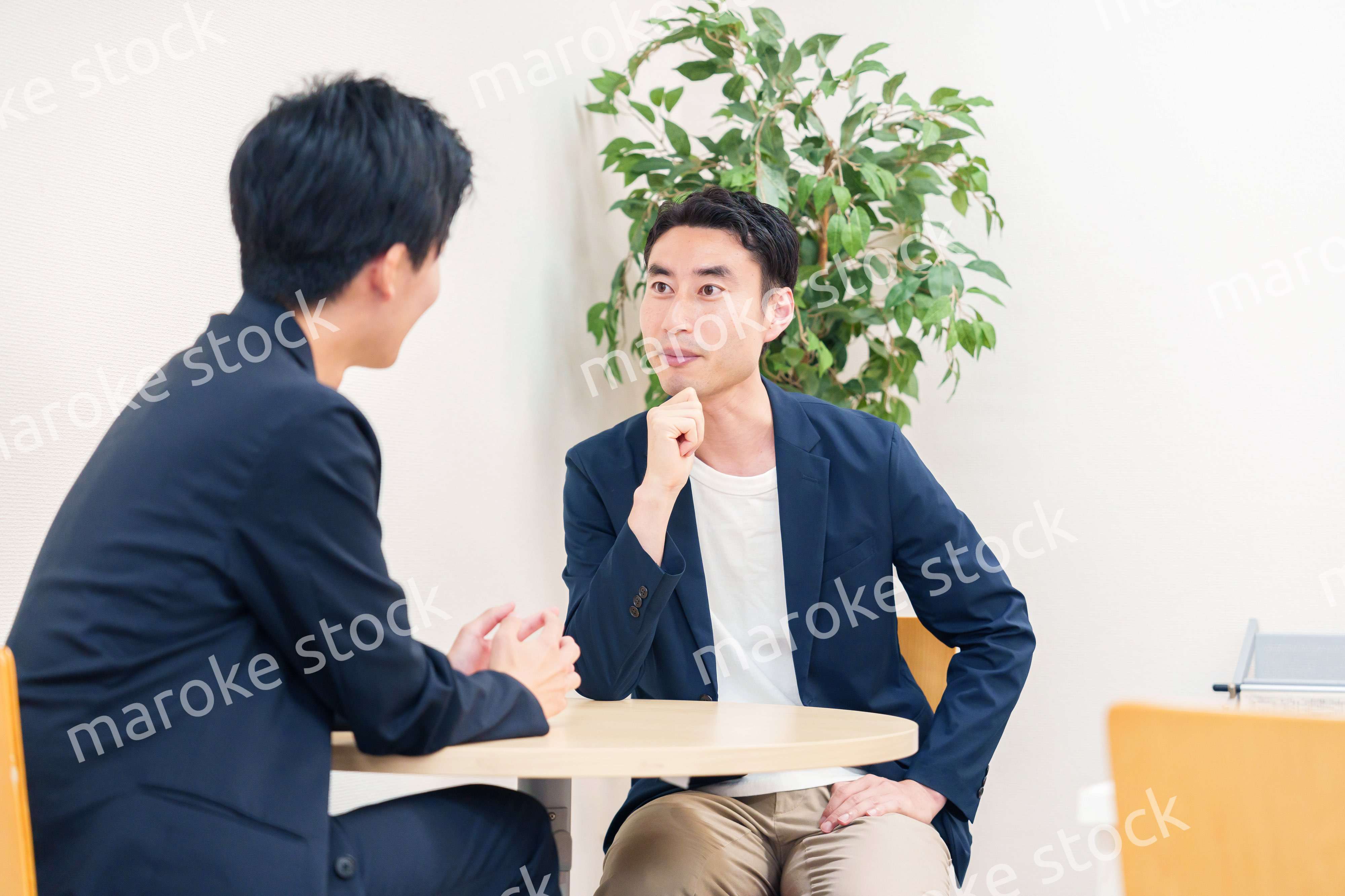 ビジネスカジュアルで働く男性のビジネスマン