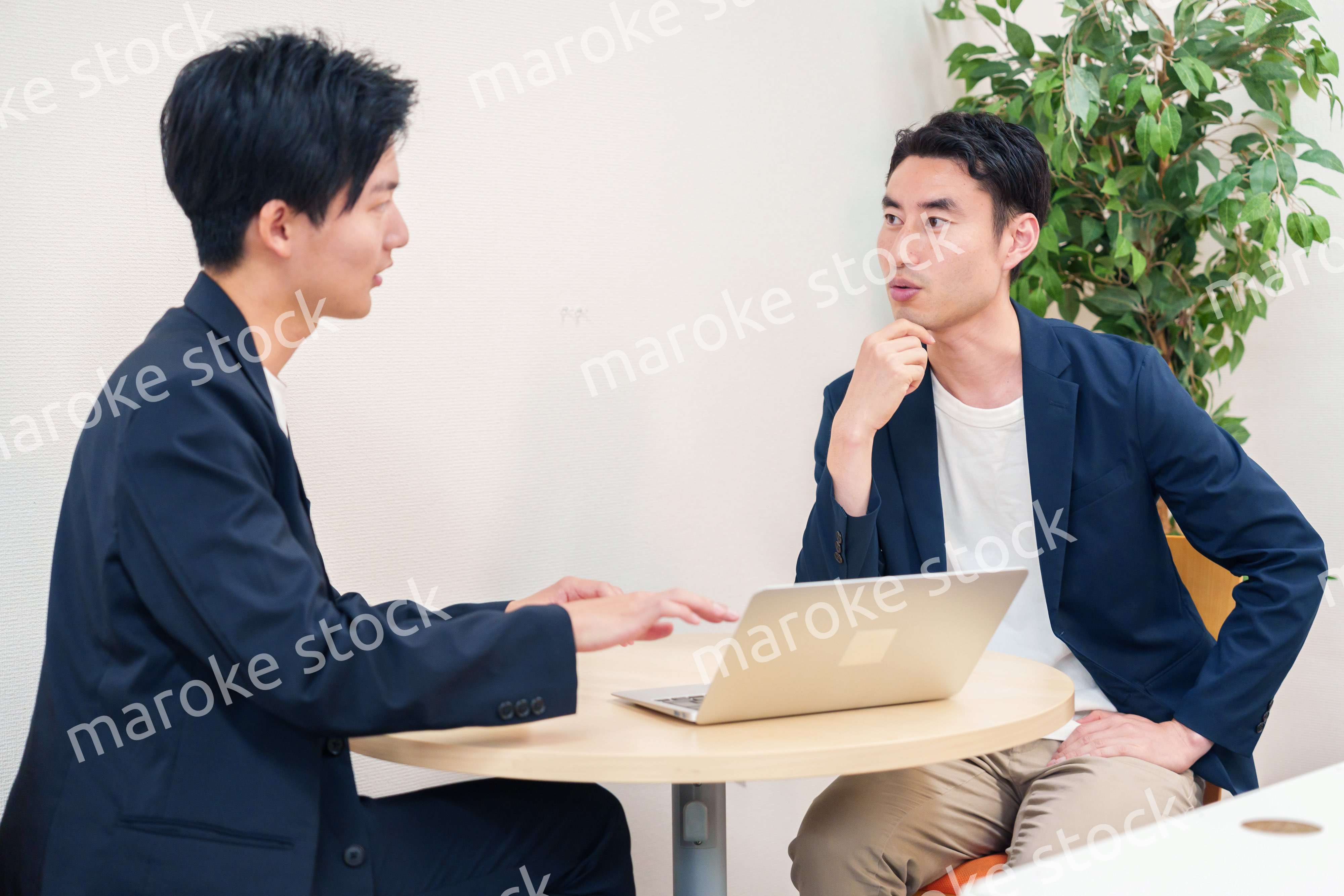 ビジネスカジュアルで働く男性のビジネスマン