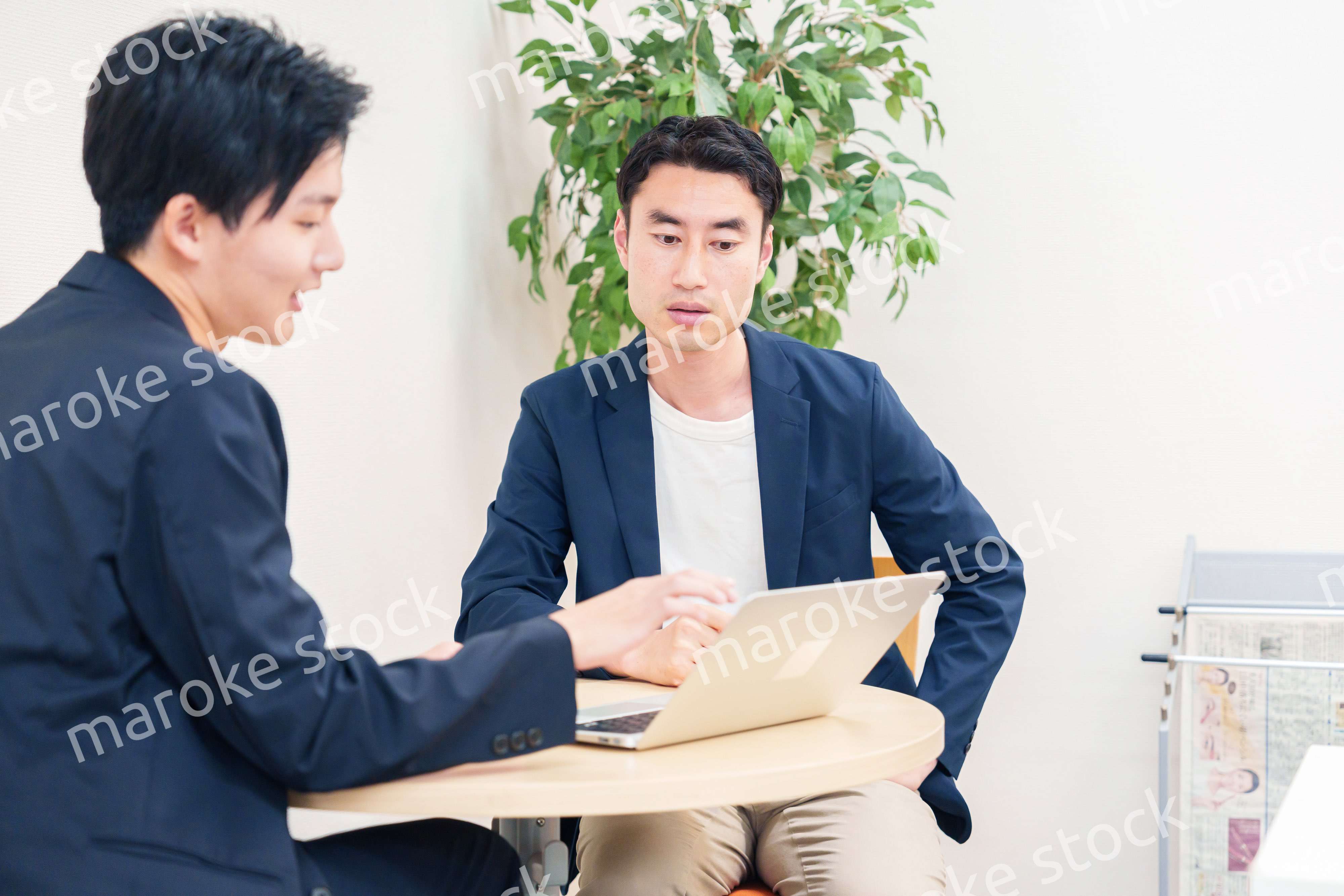 ビジネスカジュアルで働く男性のビジネスマン