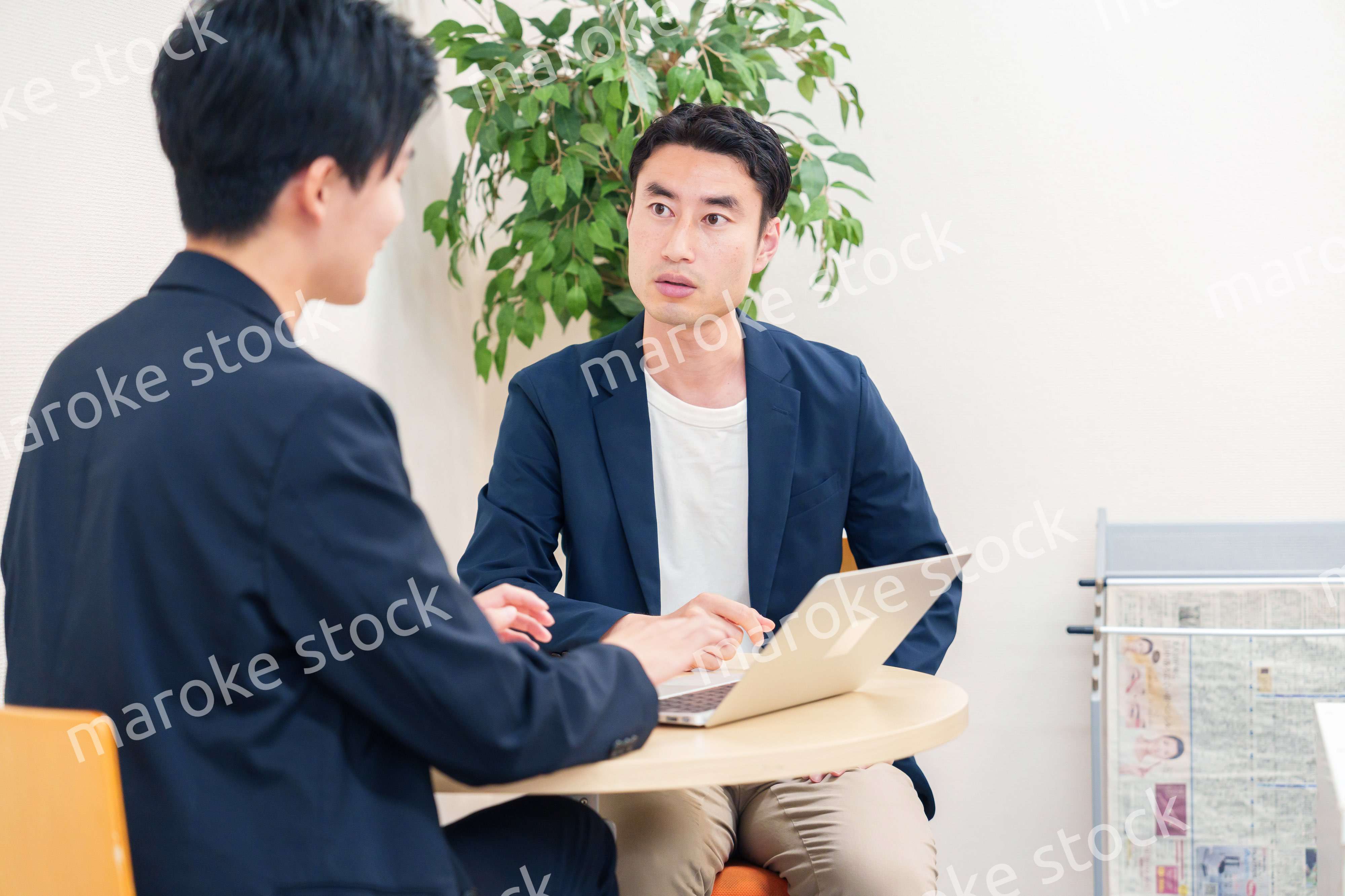 ビジネスカジュアルで働く男性のビジネスマン