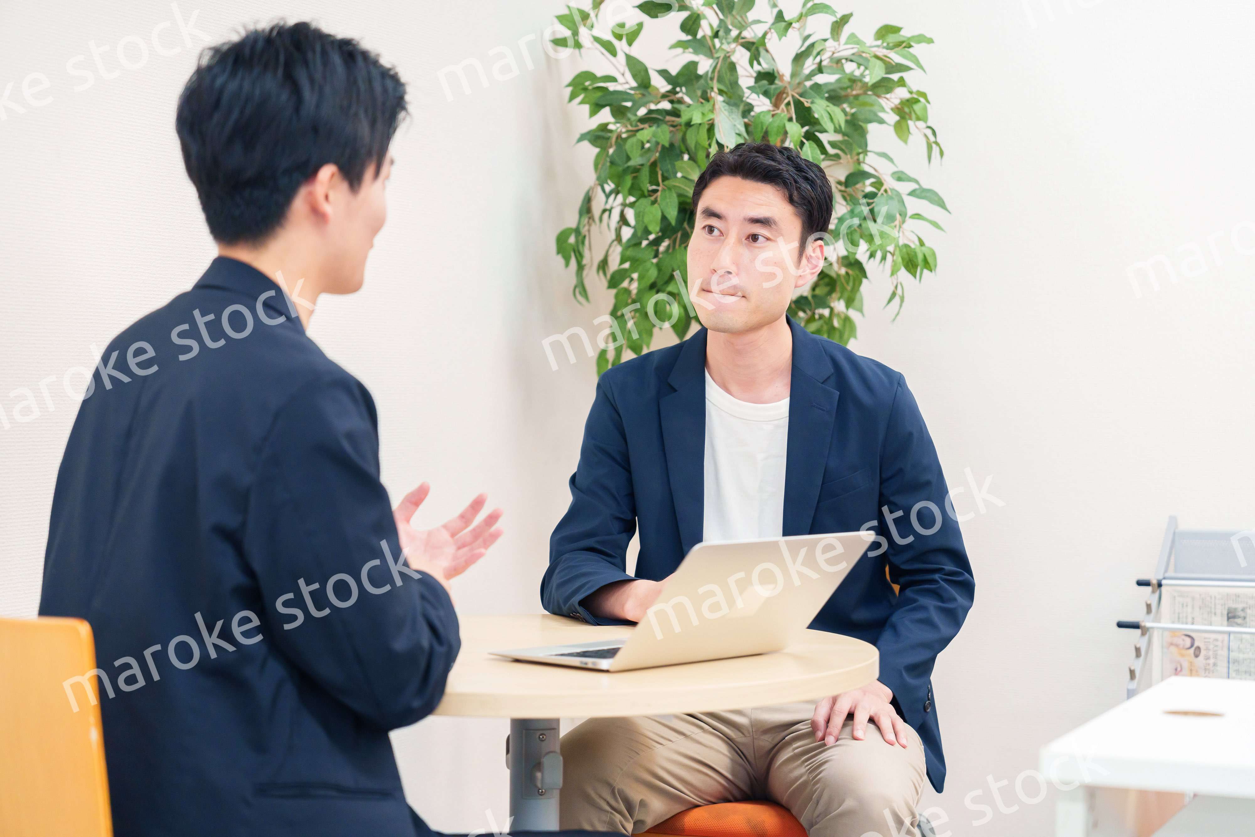 ビジネスカジュアルで働く男性のビジネスマン