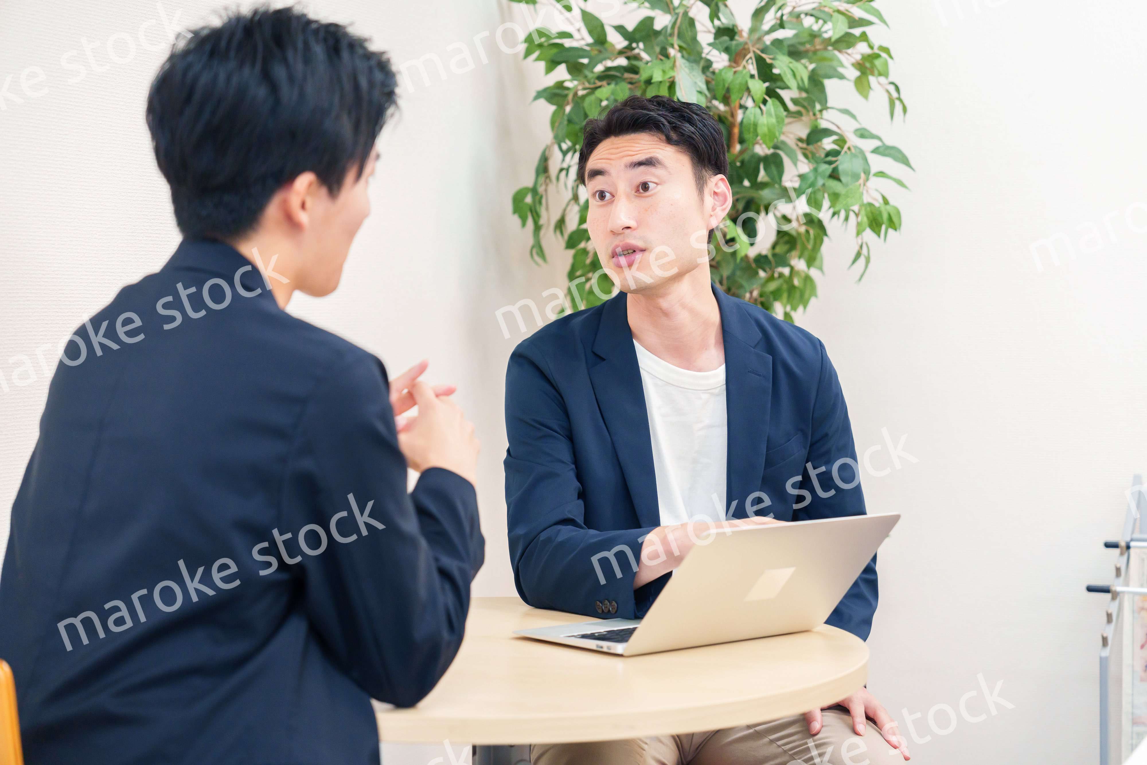 ビジネスカジュアルで働く男性のビジネスマン