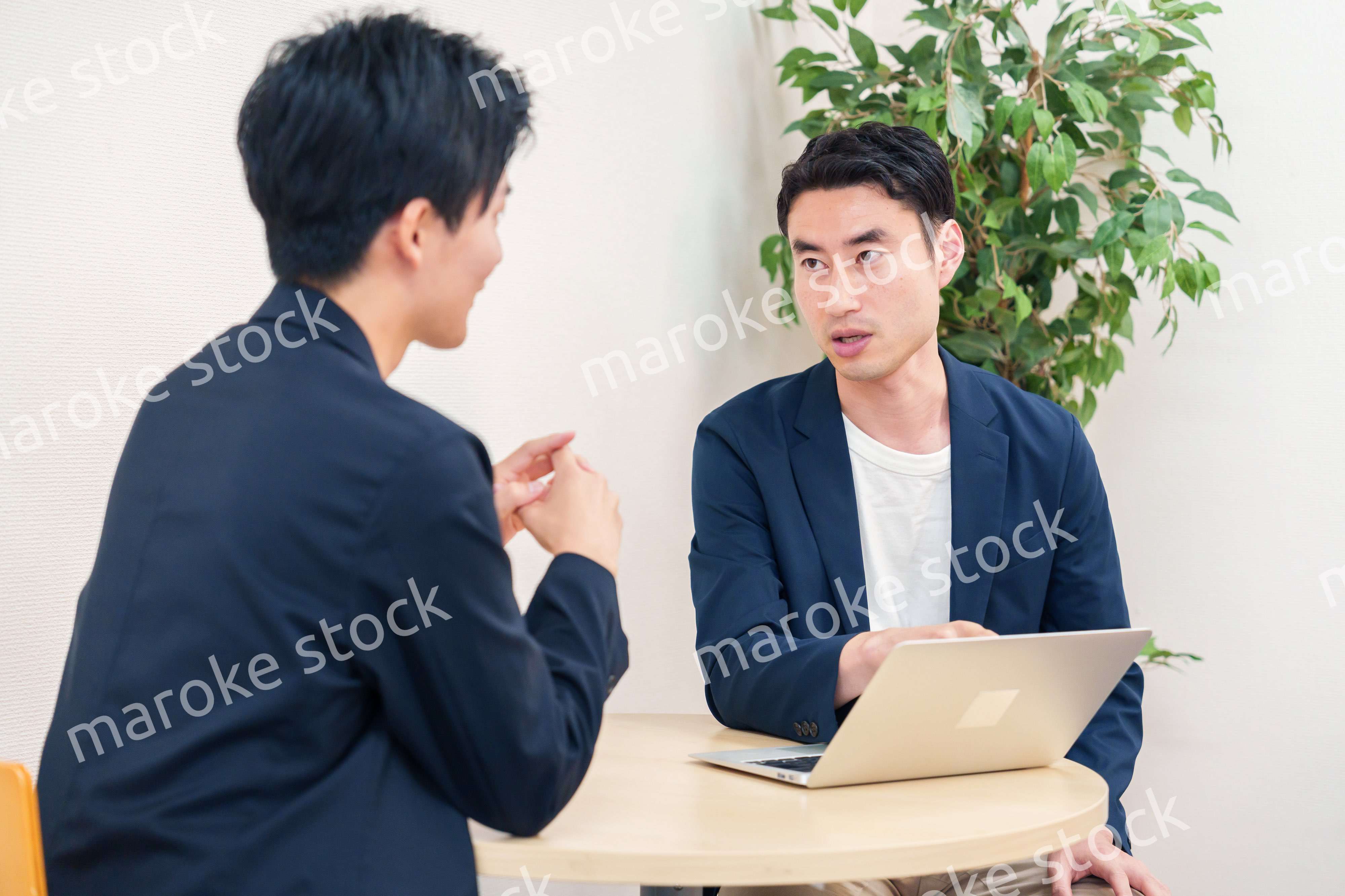 ビジネスカジュアルで働く男性のビジネスマン