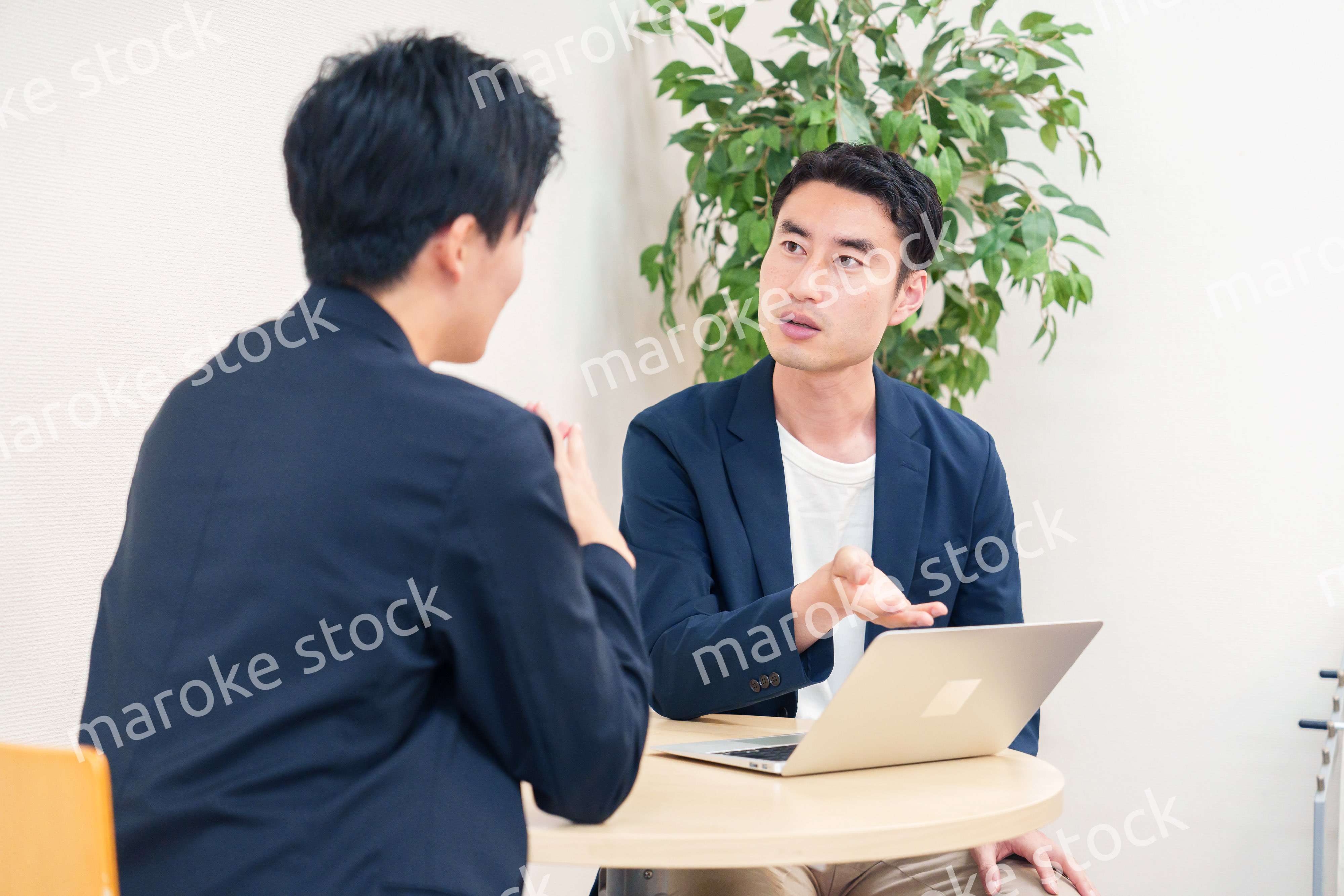 ビジネスカジュアルで働く男性のビジネスマン