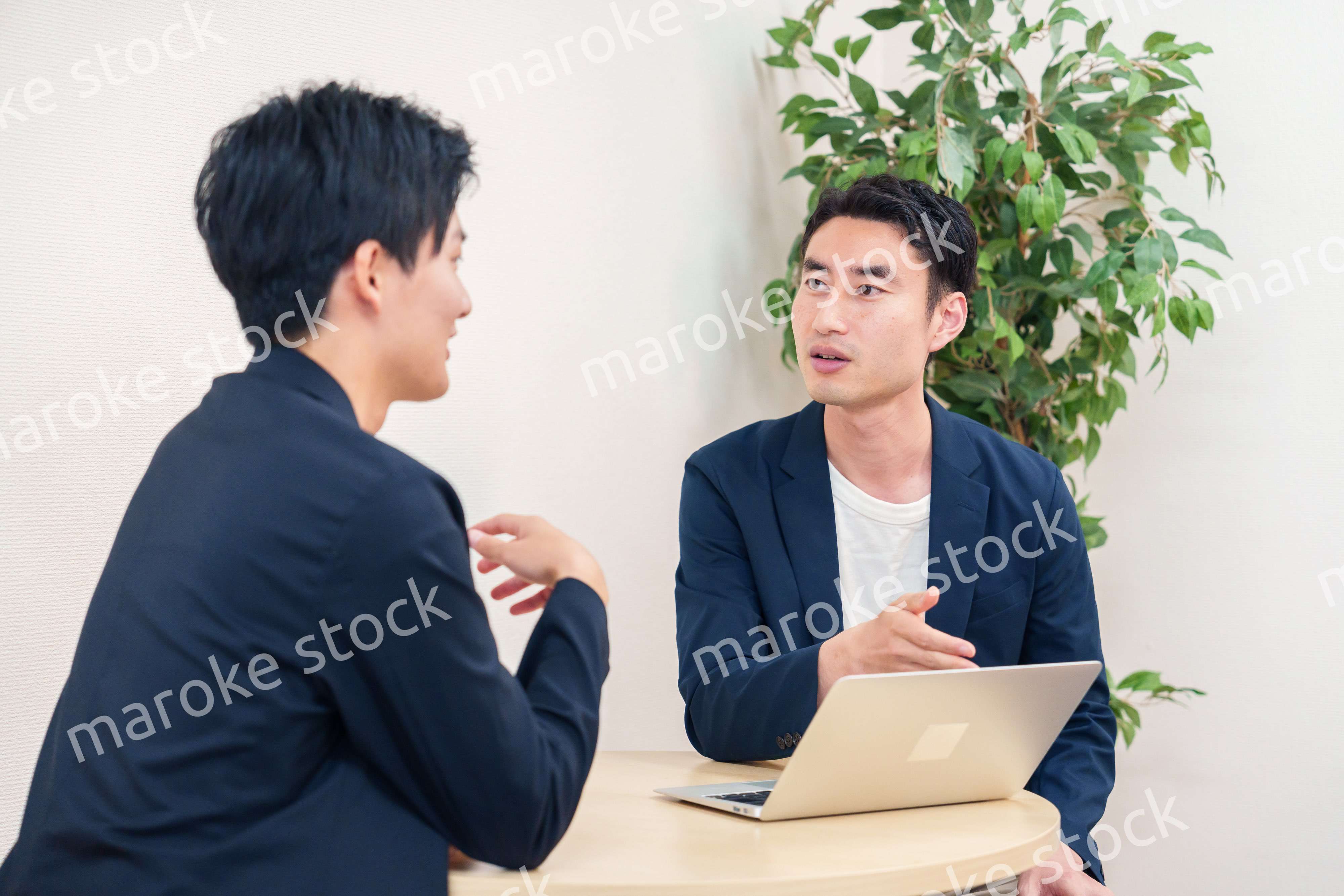 ビジネスカジュアルで働く男性のビジネスマン