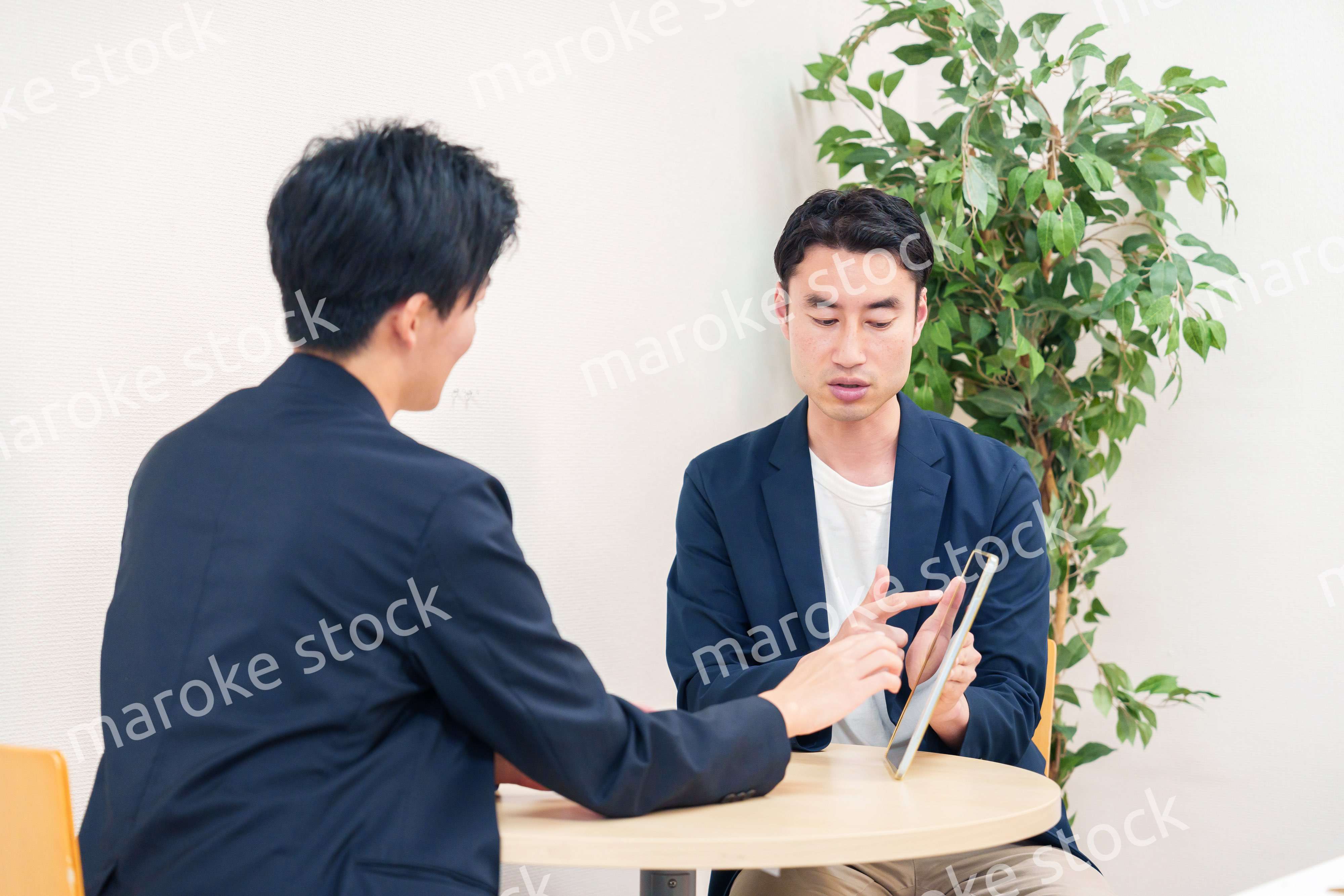 ビジネスカジュアルで働く男性のビジネスマン